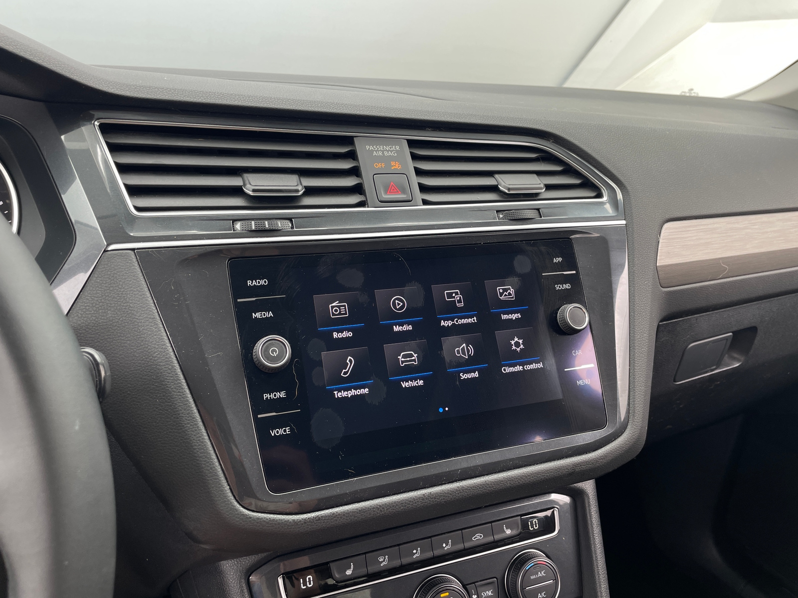 Thumbnail: 2020 Volkswagen Tiguan - 3