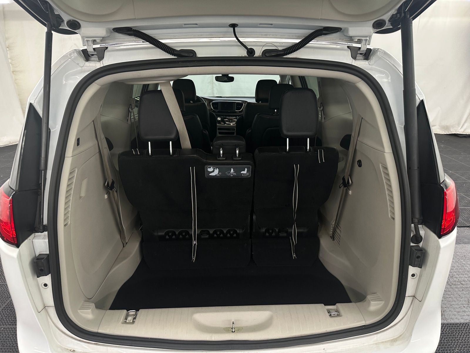 Thumbnail: 2019 Chrysler Pacifica - 6