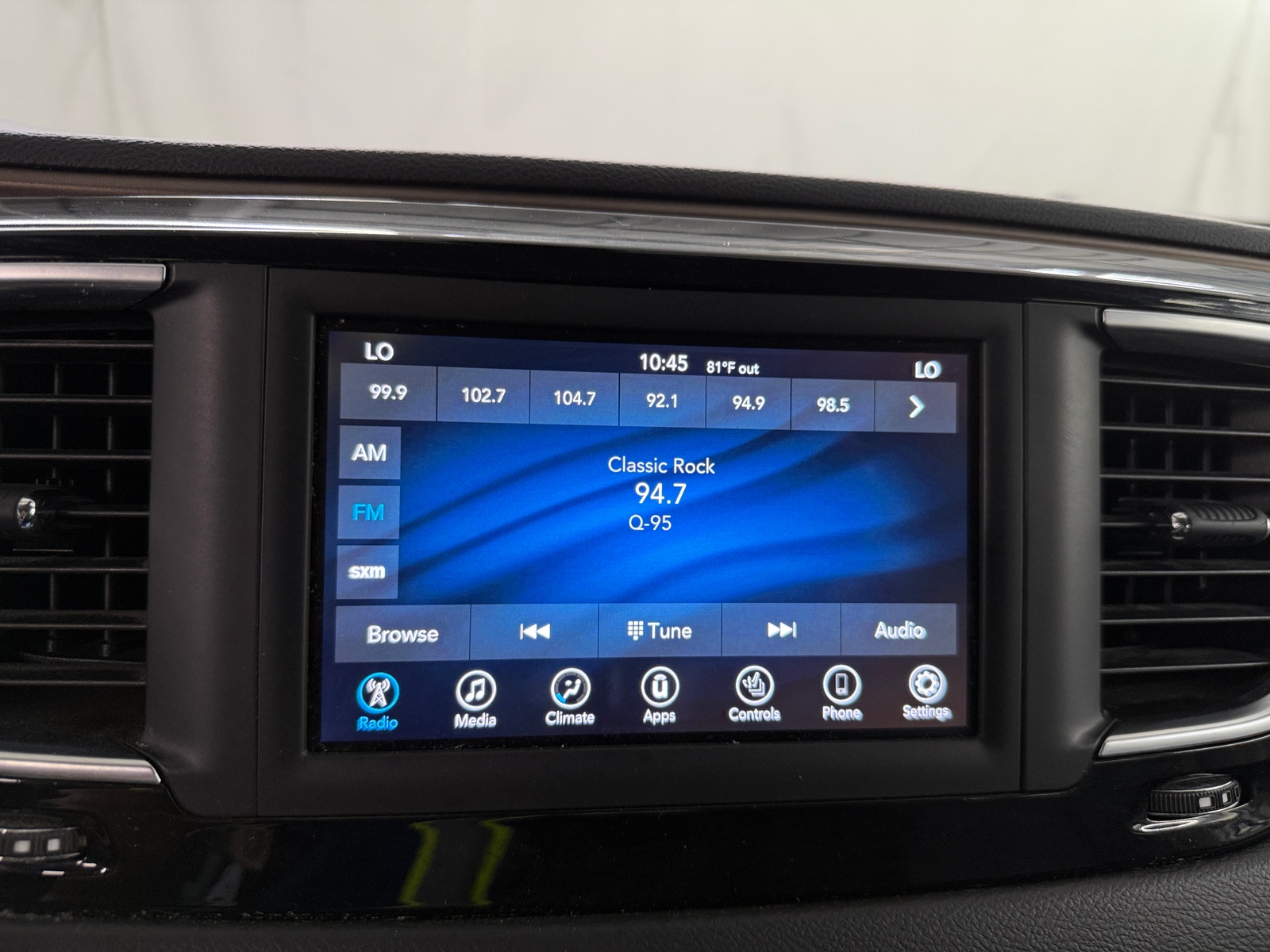 Thumbnail: 2019 Chrysler Pacifica - 3