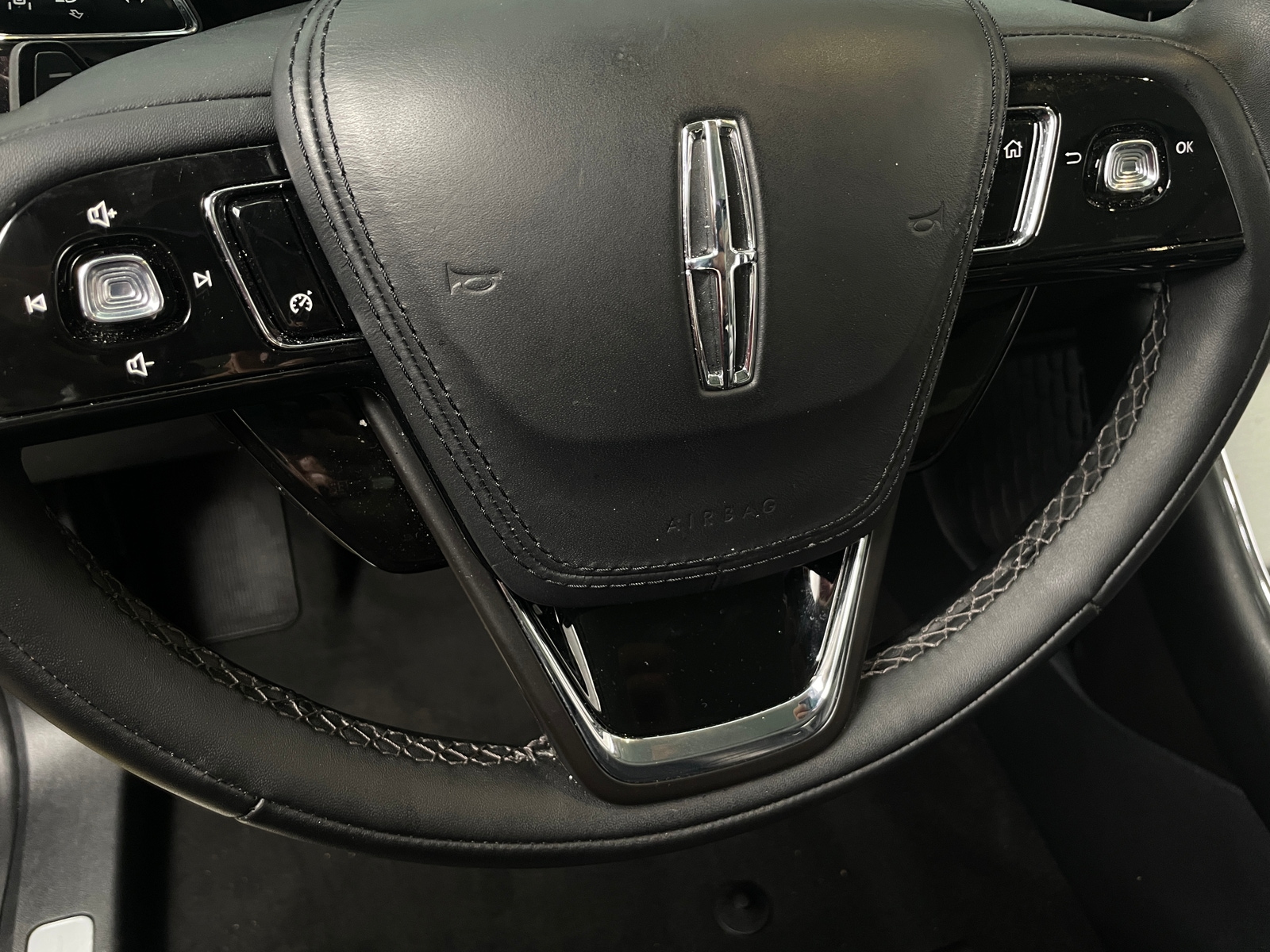 Thumbnail: 2022 Lincoln Aviator - 4
