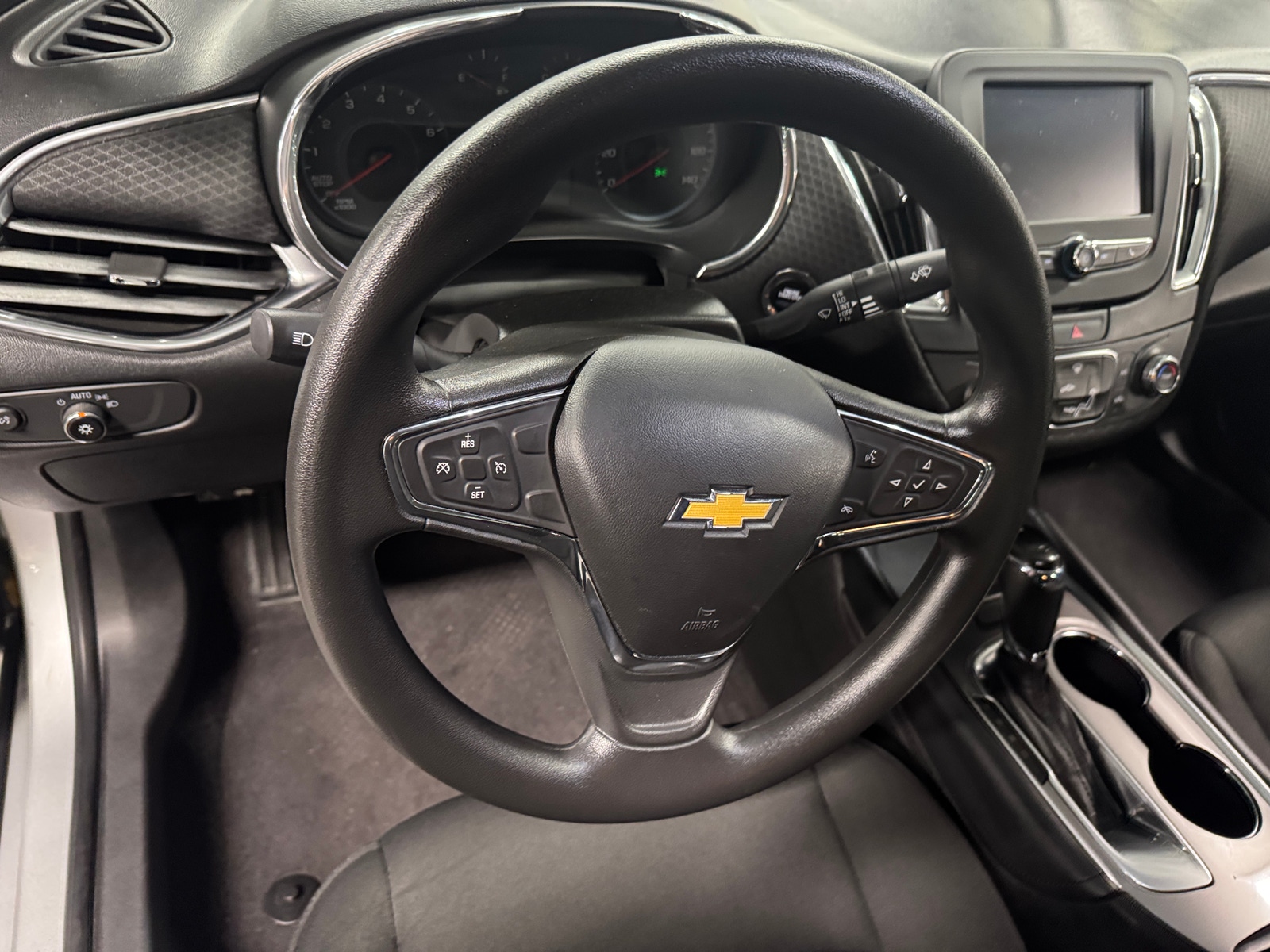 Thumbnail: 2017 Chevrolet Malibu - 5