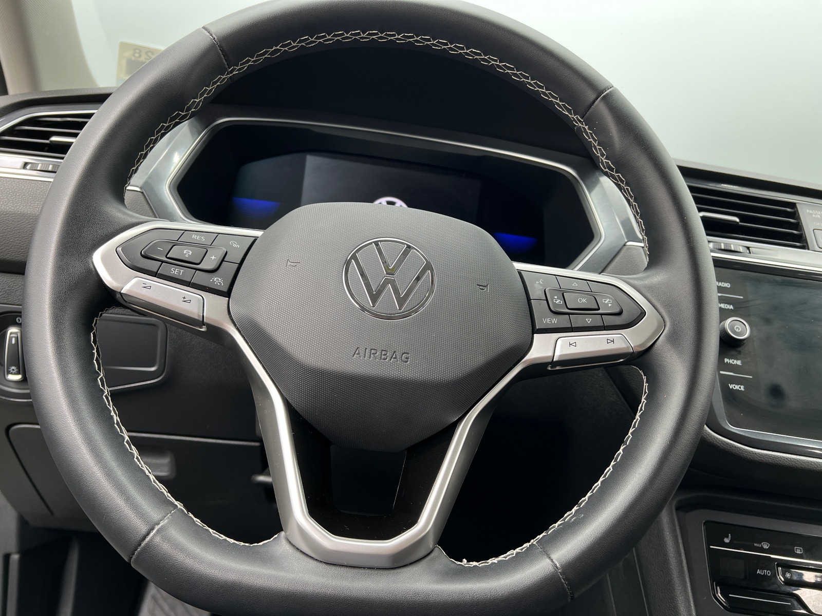 Thumbnail: 2022 Volkswagen Tiguan - 4