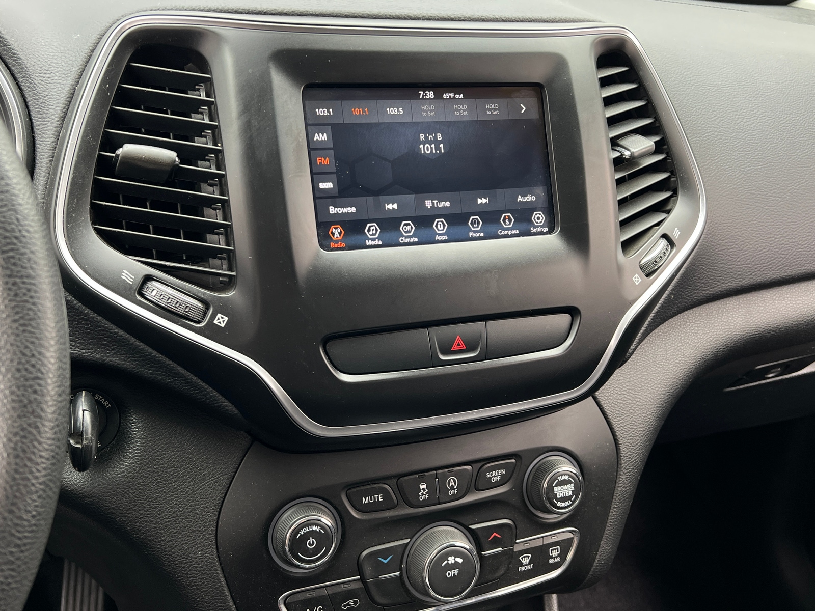 Thumbnail: 2019 Jeep Cherokee - 4