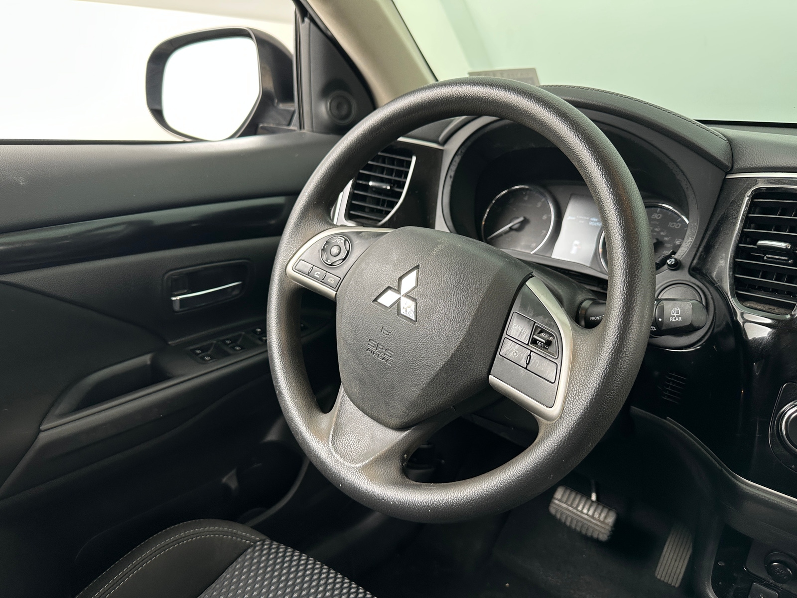 Thumbnail: 2019 Mitsubishi Outlander - 5
