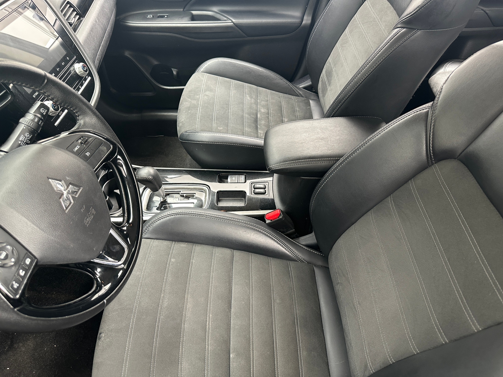 Thumbnail: 2020 Mitsubishi Outlander - 2
