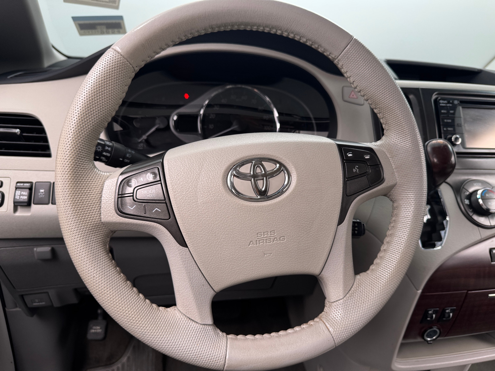 Thumbnail: 2014 Toyota Sienna - 4