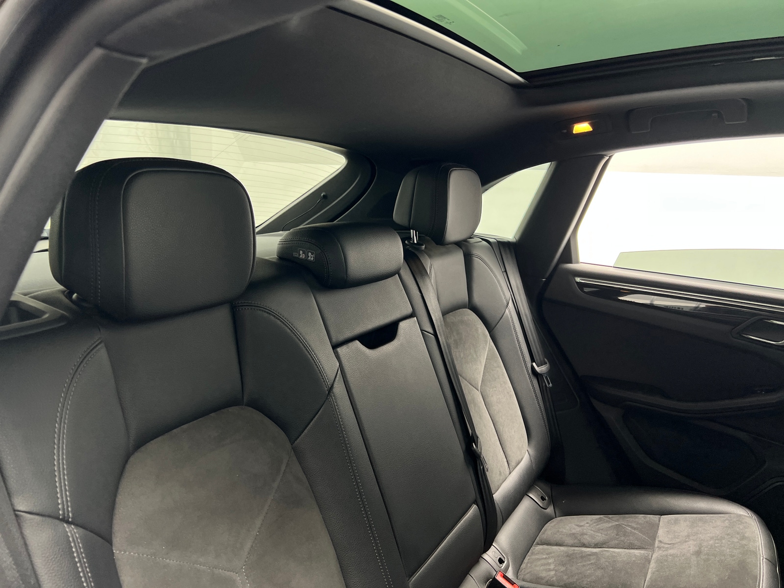 Thumbnail: 2016 Porsche Macan - 5
