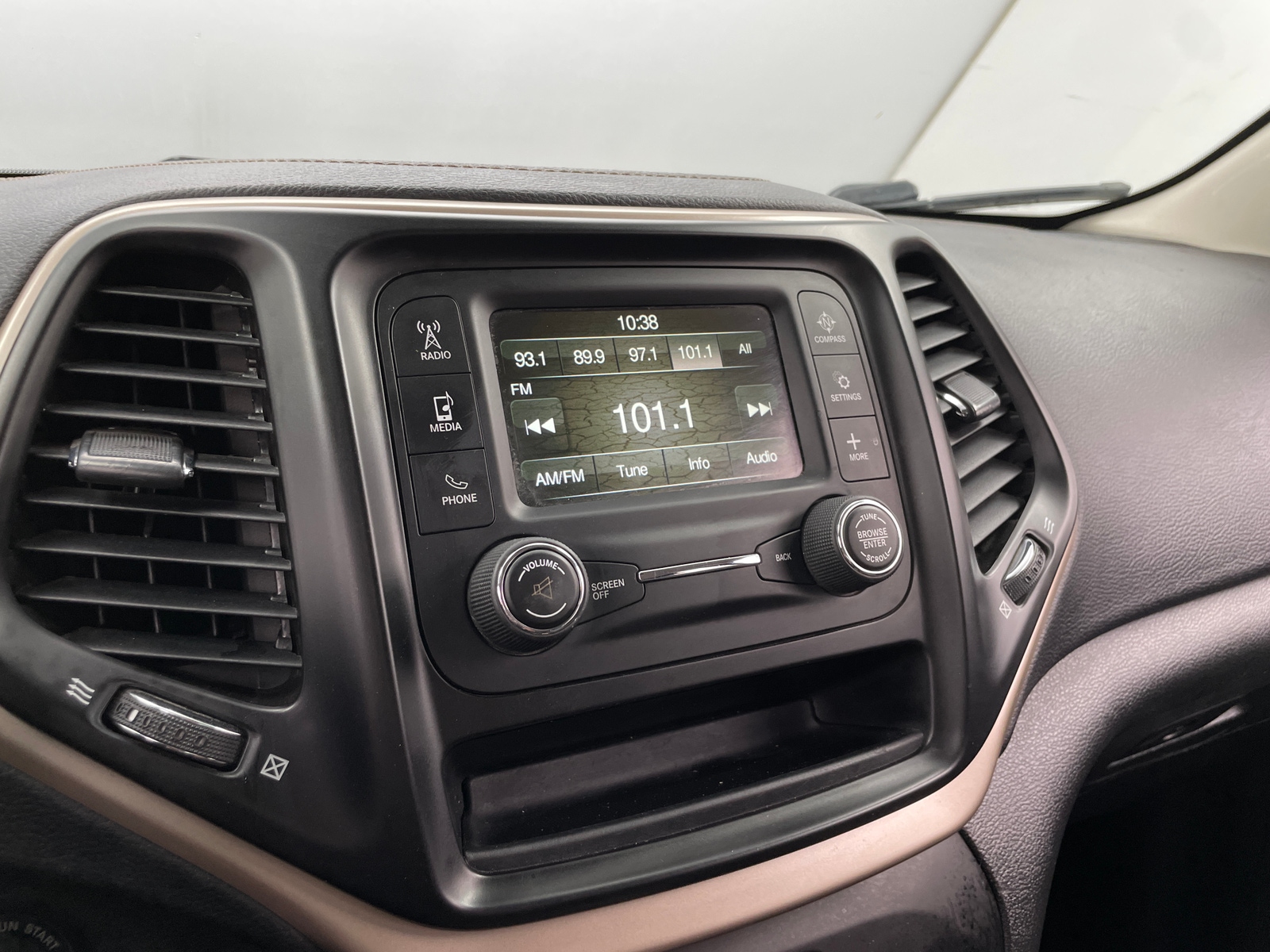 Thumbnail: 2017 Jeep Cherokee - 4