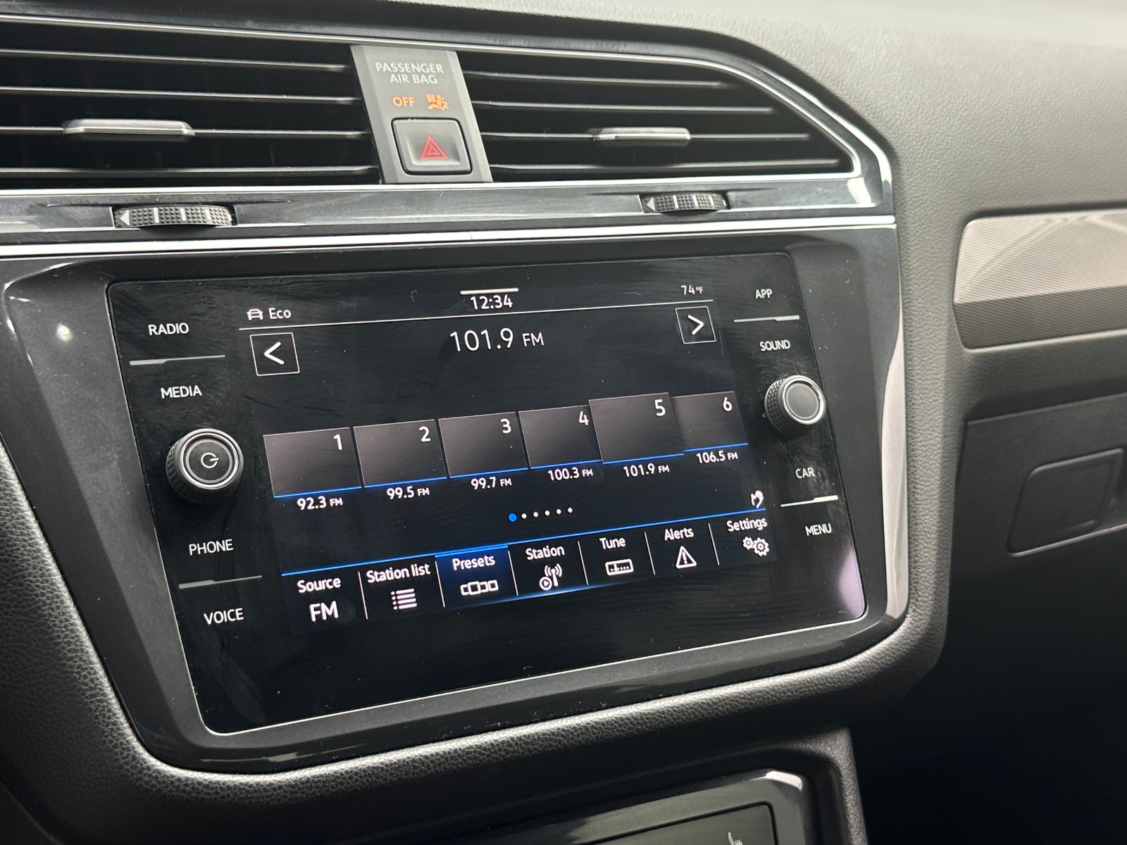 Thumbnail: 2023 Volkswagen Tiguan - 4
