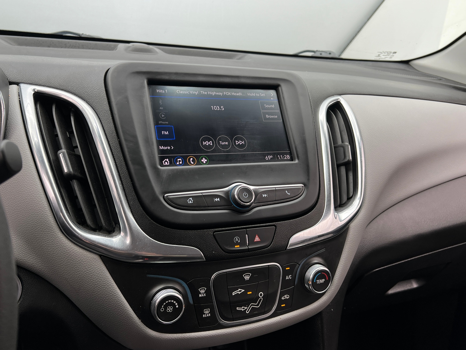 Thumbnail: 2022 Chevrolet Equinox - 4