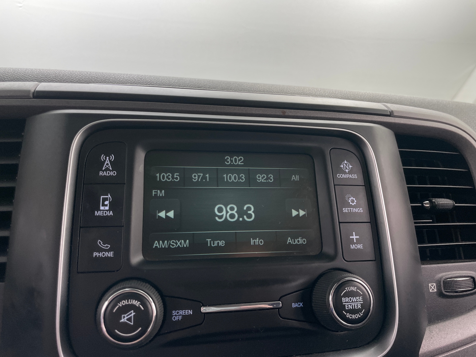 Thumbnail: 2019 RAM 1500 Classic - 3
