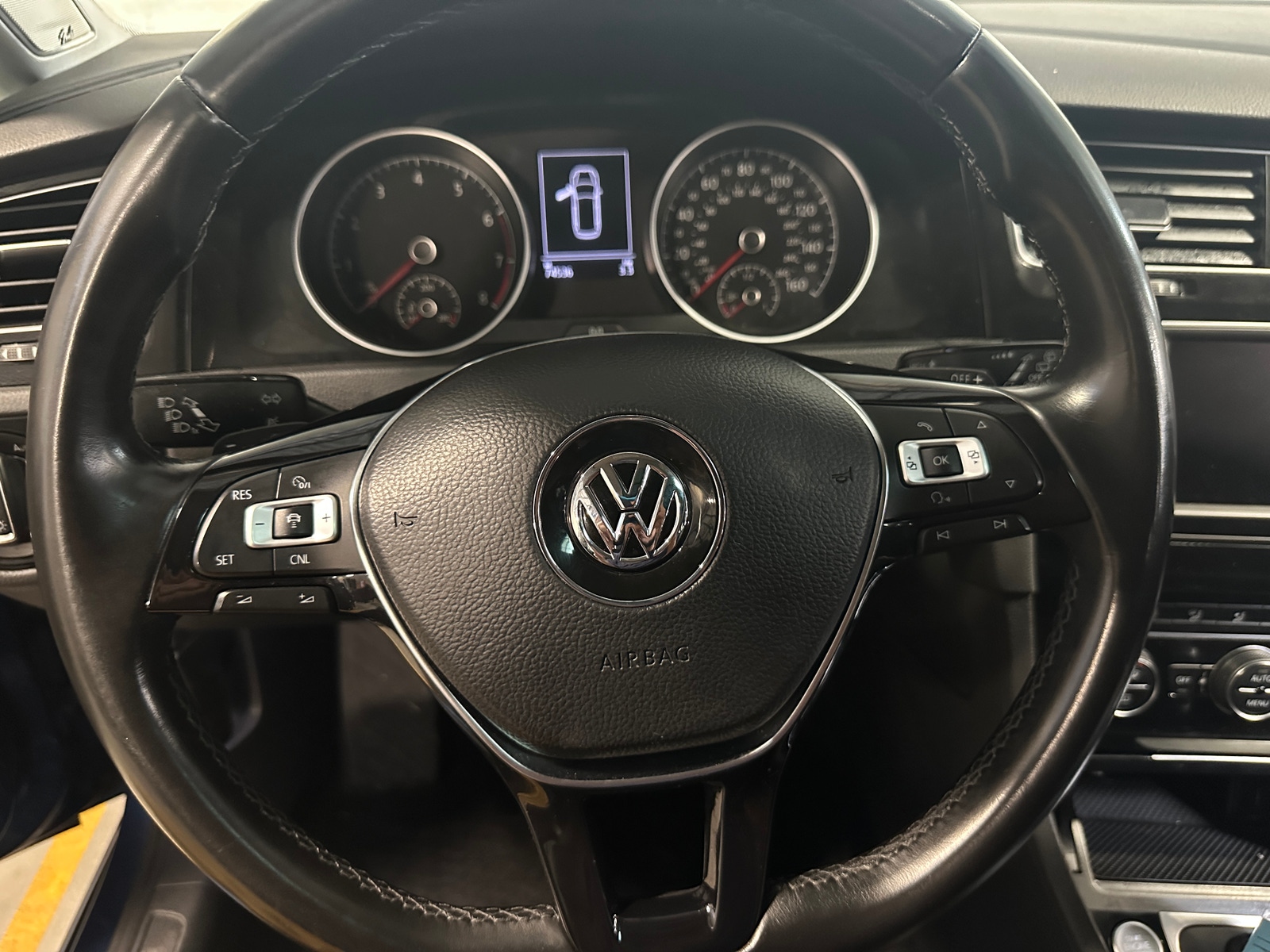 Thumbnail: 2017 Volkswagen e-Golf - 5