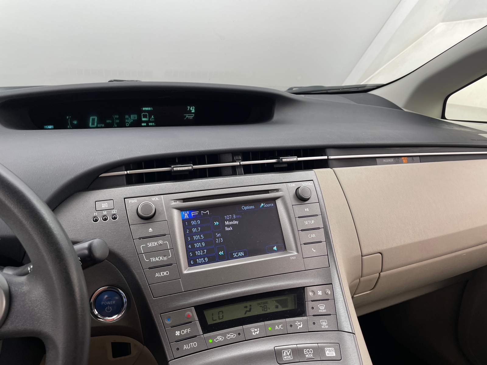 Thumbnail: 2015 Toyota Prius - 4