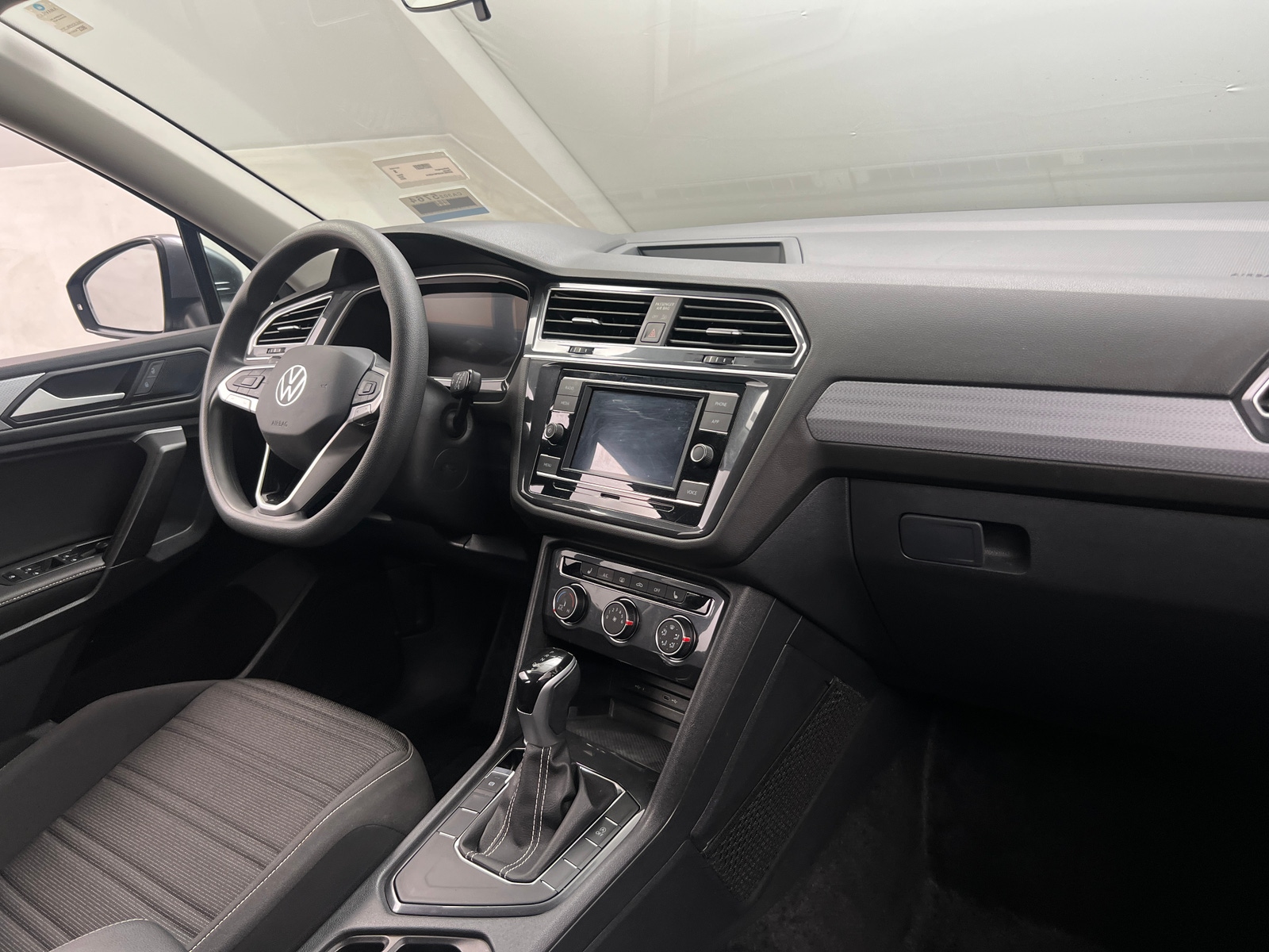 Thumbnail: 2023 Volkswagen Tiguan - 3