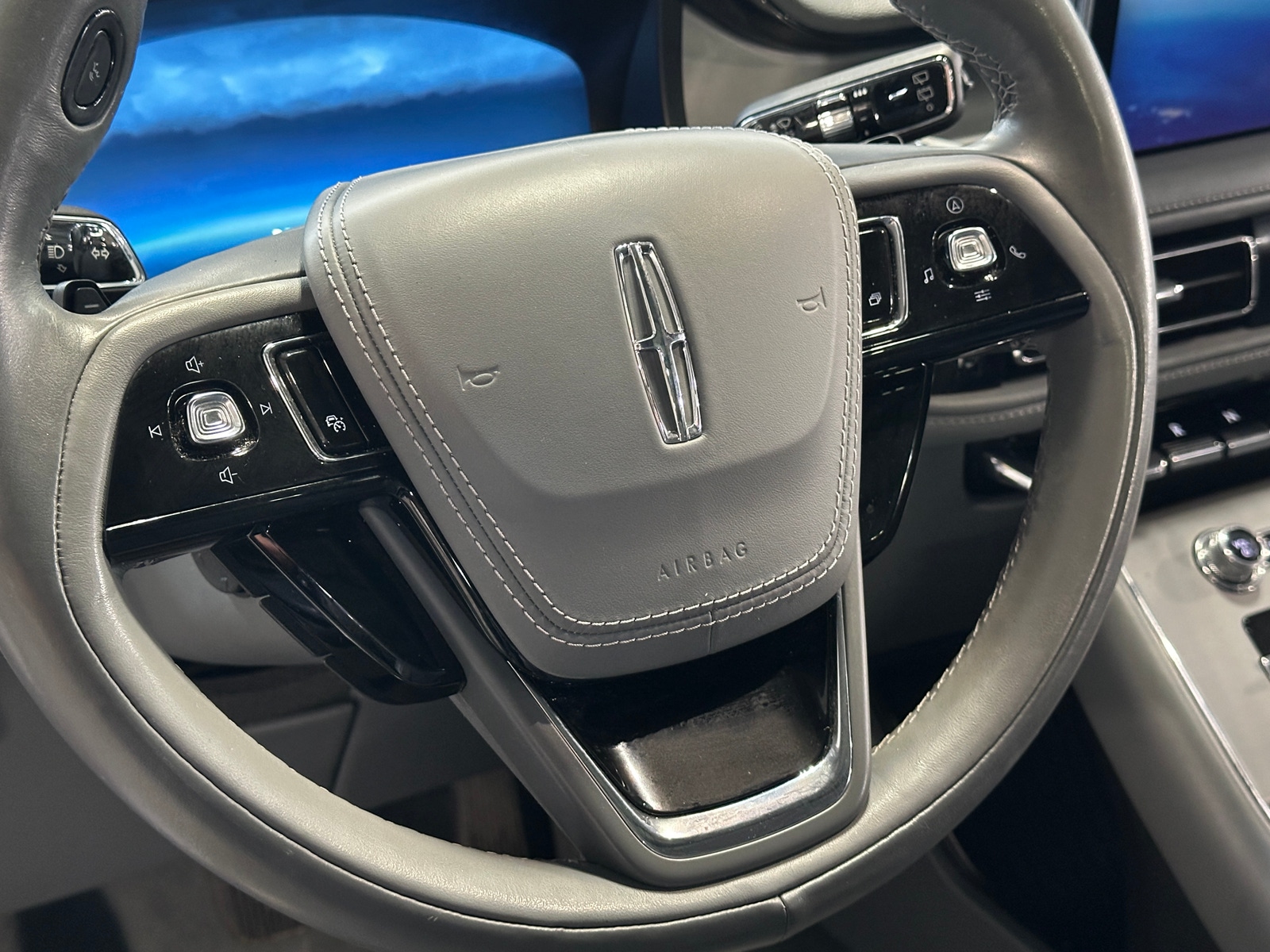 Thumbnail: 2021 Lincoln Aviator - 4