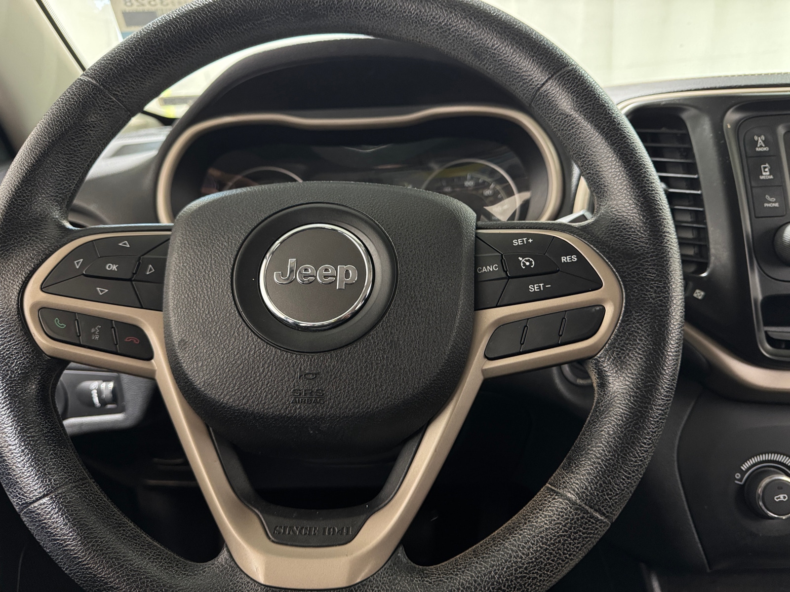 Thumbnail: 2017 Jeep Cherokee - 5