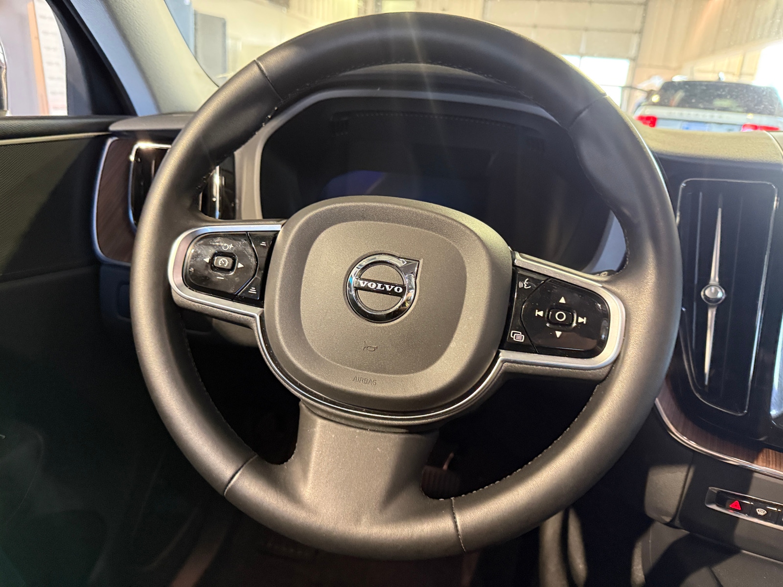 Thumbnail: 2023 Volvo XC60 - 4