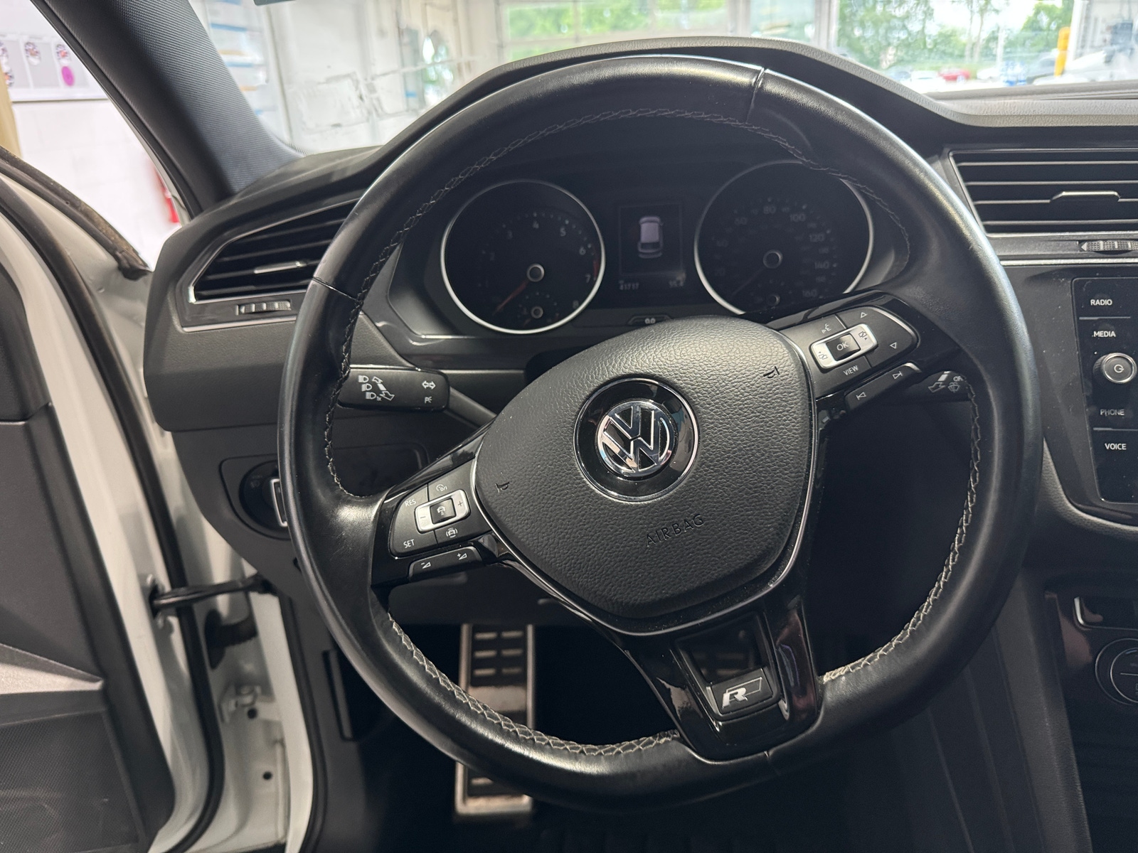 Thumbnail: 2021 Volkswagen Tiguan - 4