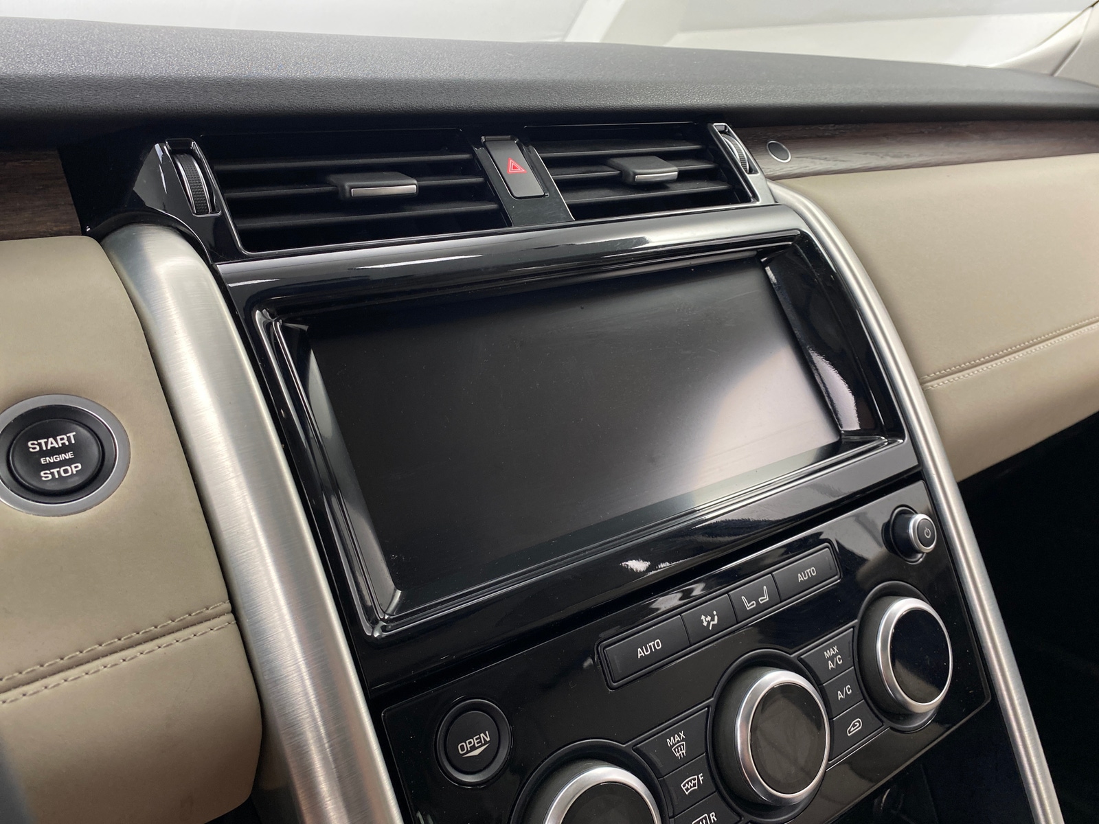 Thumbnail: 2017 Land Rover Discovery - 3