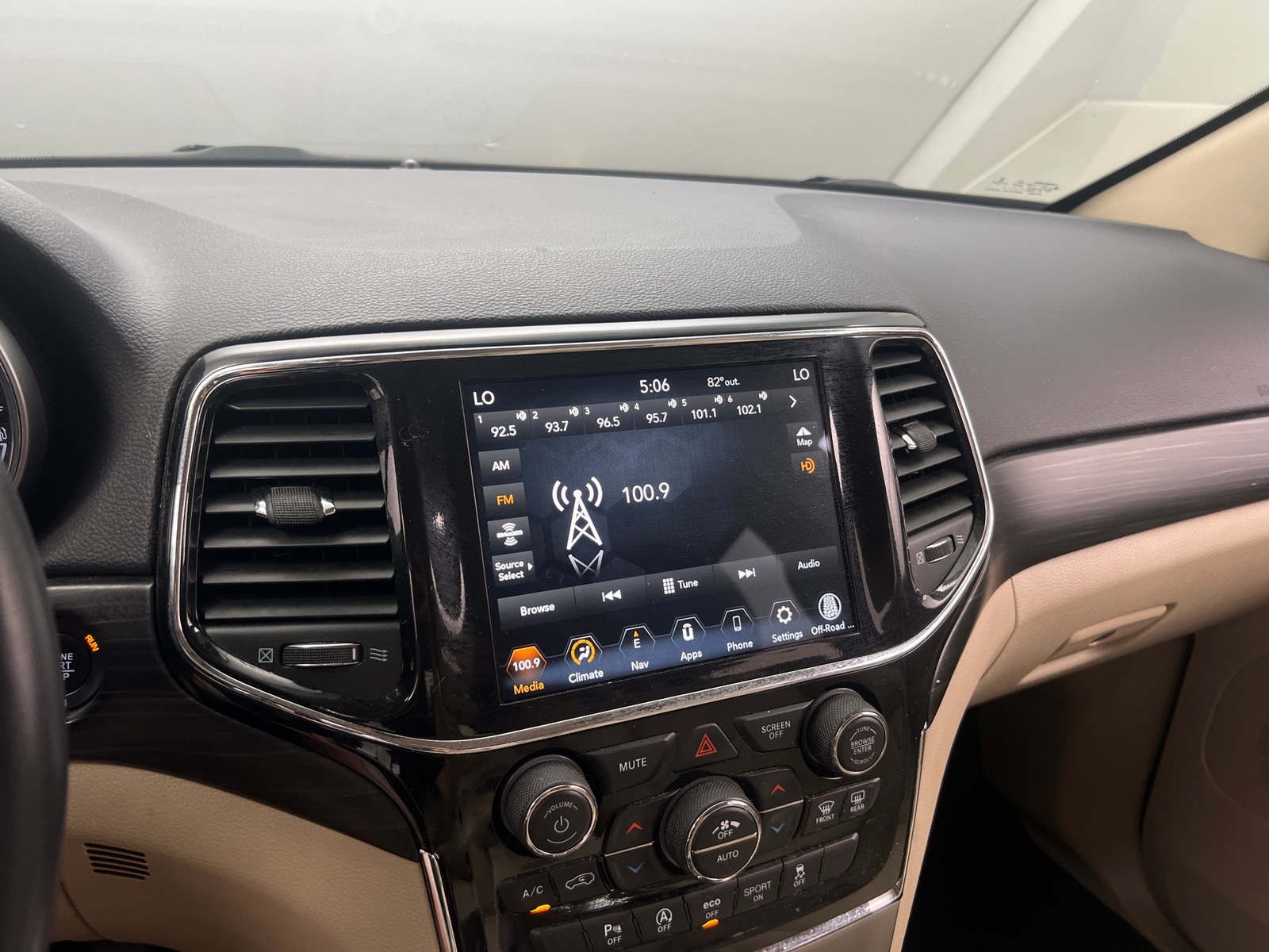 Thumbnail: 2022 Jeep Grand Cherokee - 4