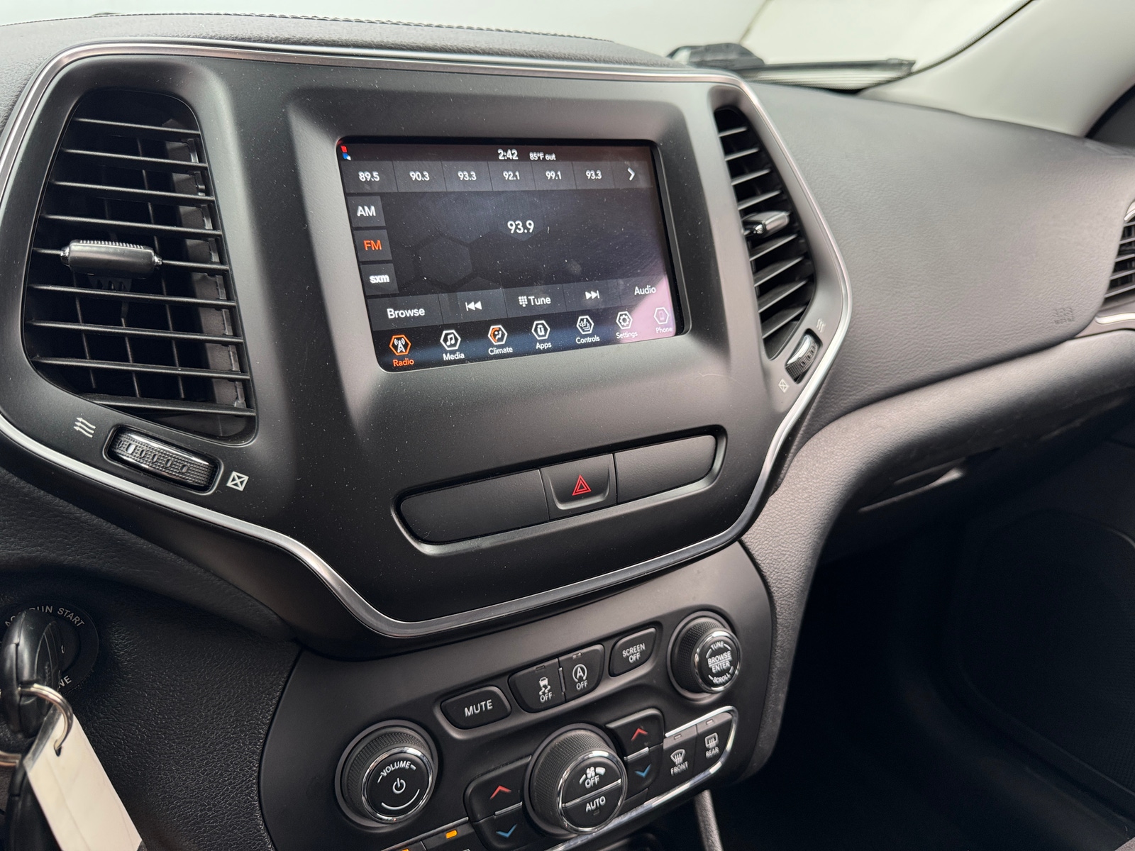 Thumbnail: 2020 Jeep Cherokee - 4