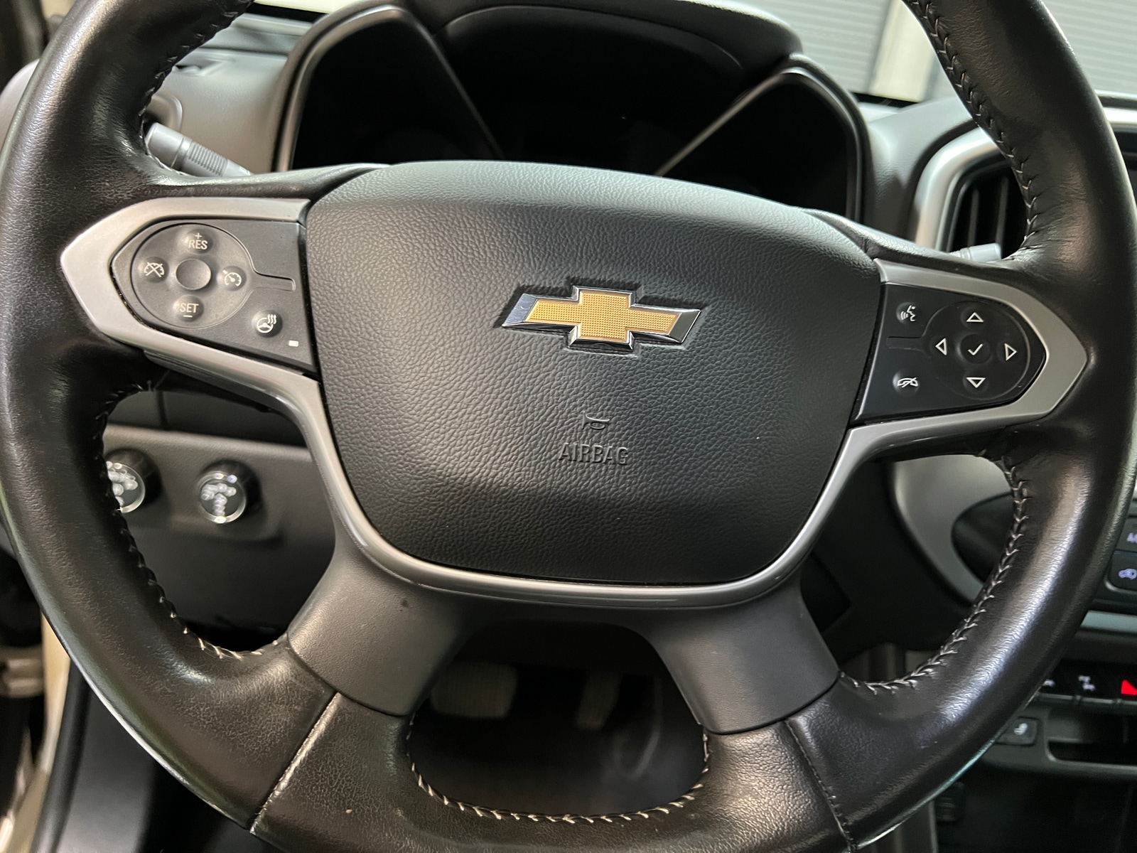 Thumbnail: 2022 Chevrolet Colorado - 4