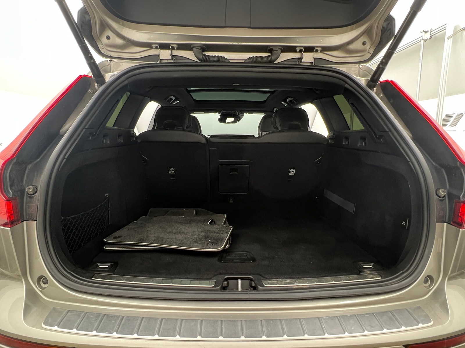 Thumbnail: 2020 Volvo V60 - 6