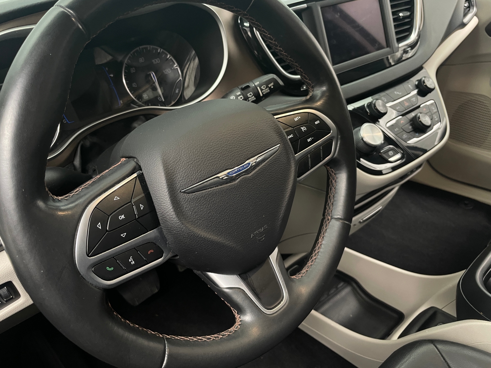 Thumbnail: 2018 Chrysler Pacifica - 4