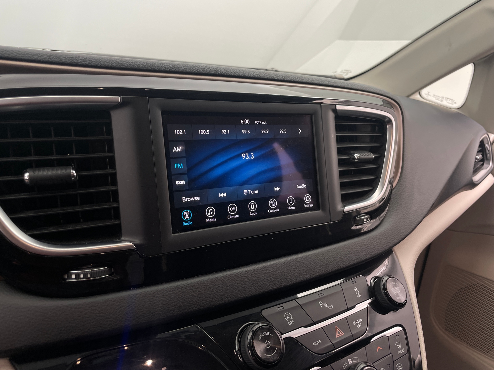 Thumbnail: 2018 Chrysler Pacifica - 3