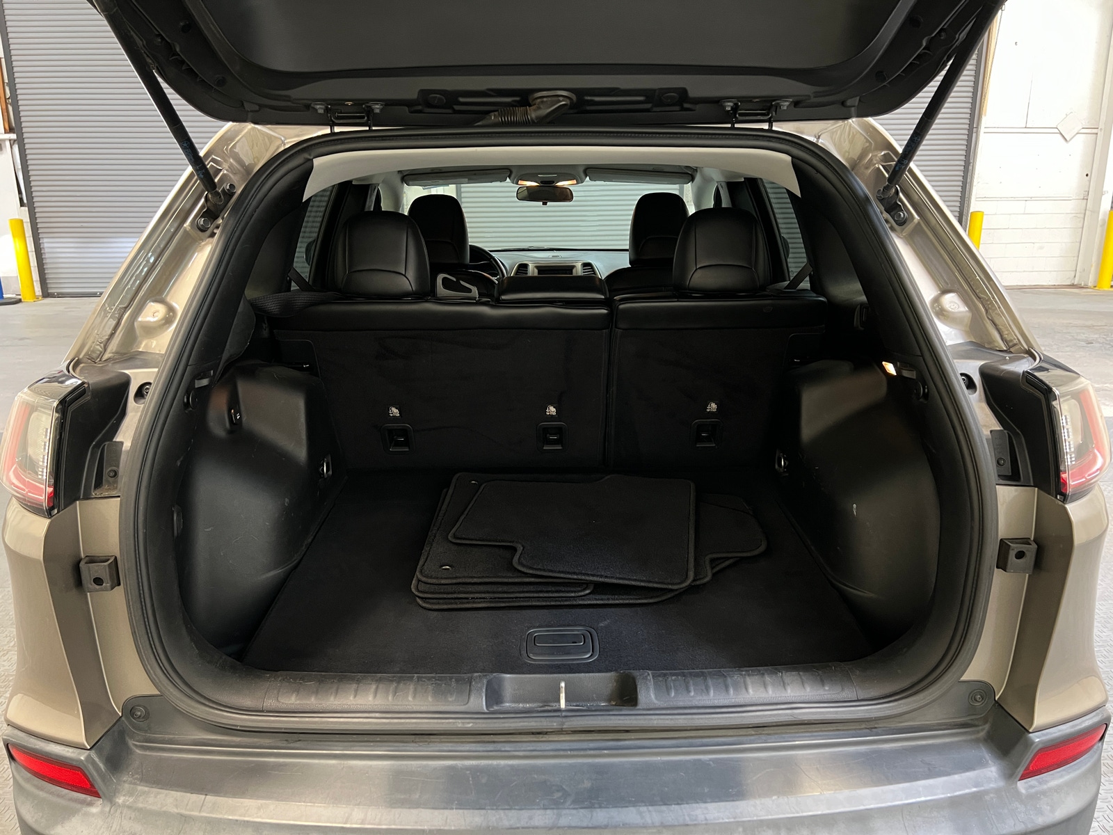Thumbnail: 2019 Jeep Cherokee - 7