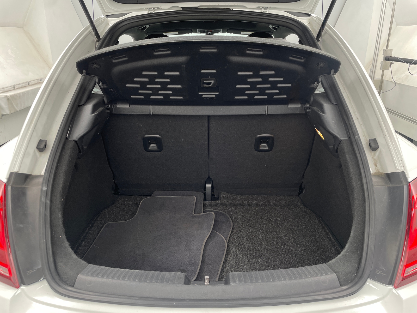 Thumbnail: 2019 Volkswagen Beetle - 6