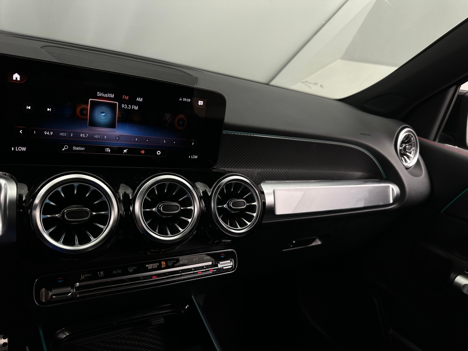 Thumbnail: 2023 Mercedes-Benz GLB - 3