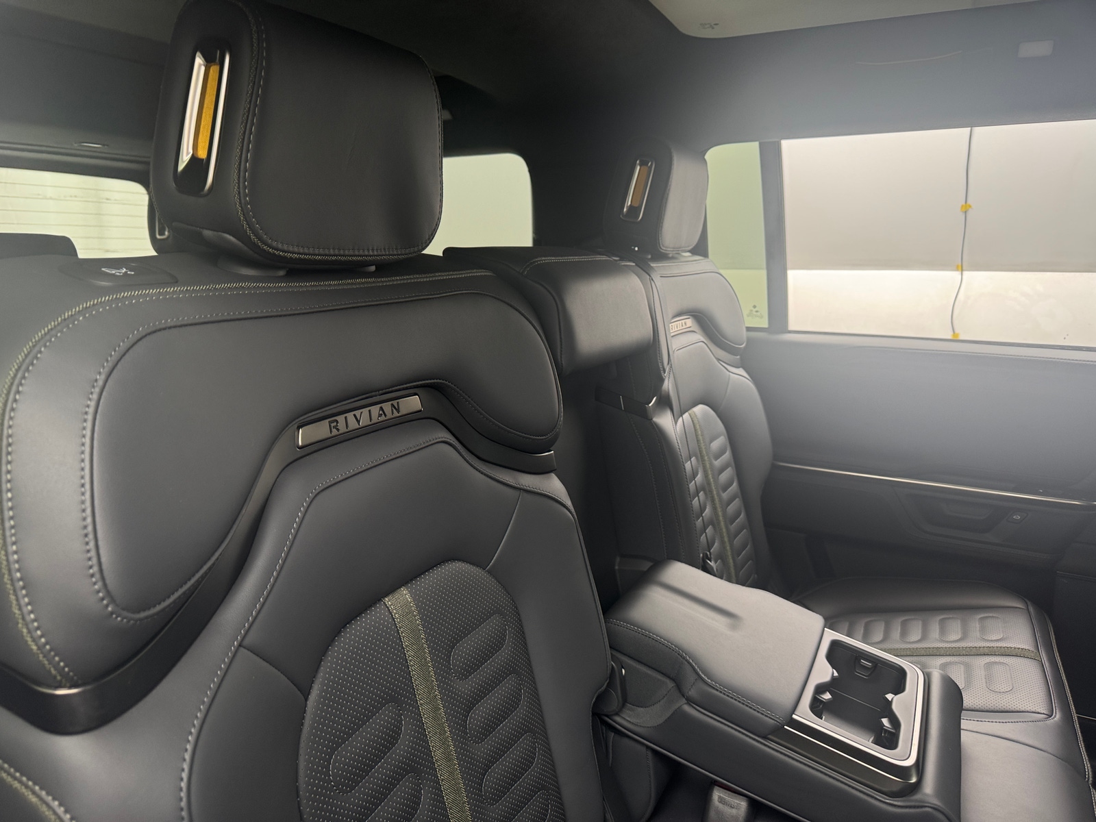 Thumbnail: 2025 Rivian R1S - 5