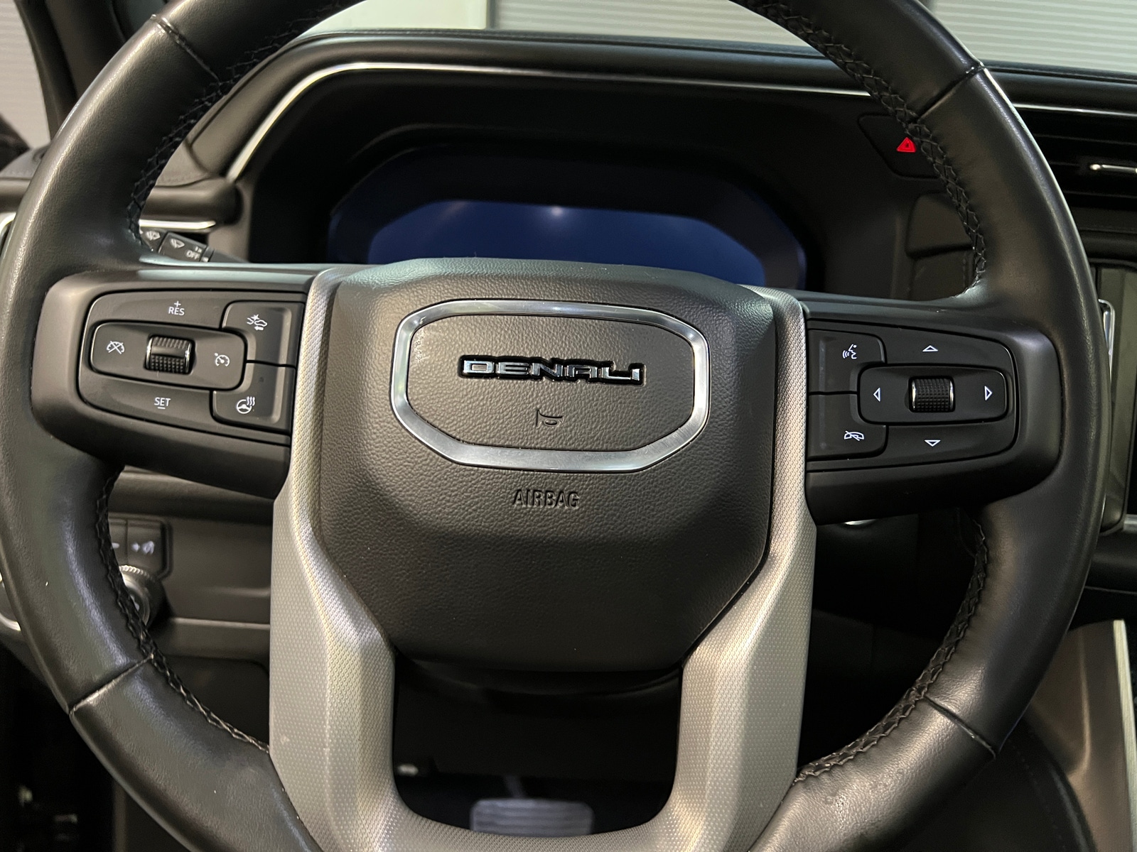 Thumbnail: 2023 GMC Yukon - 4