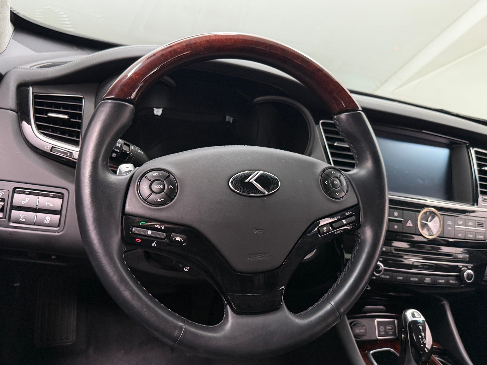 Thumbnail: 2017 Kia K900 - 4