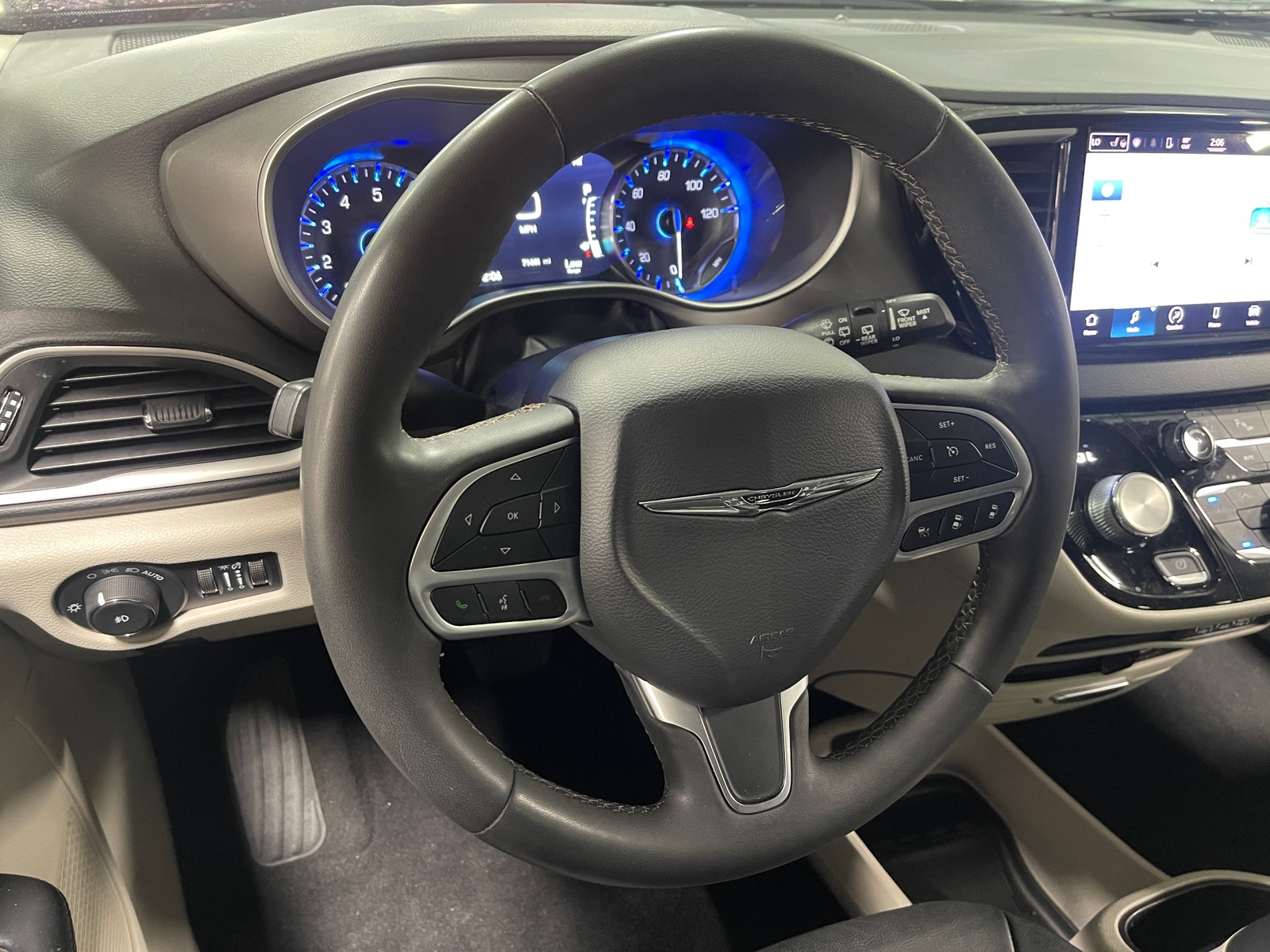 Thumbnail: 2022 Chrysler Pacifica - 4