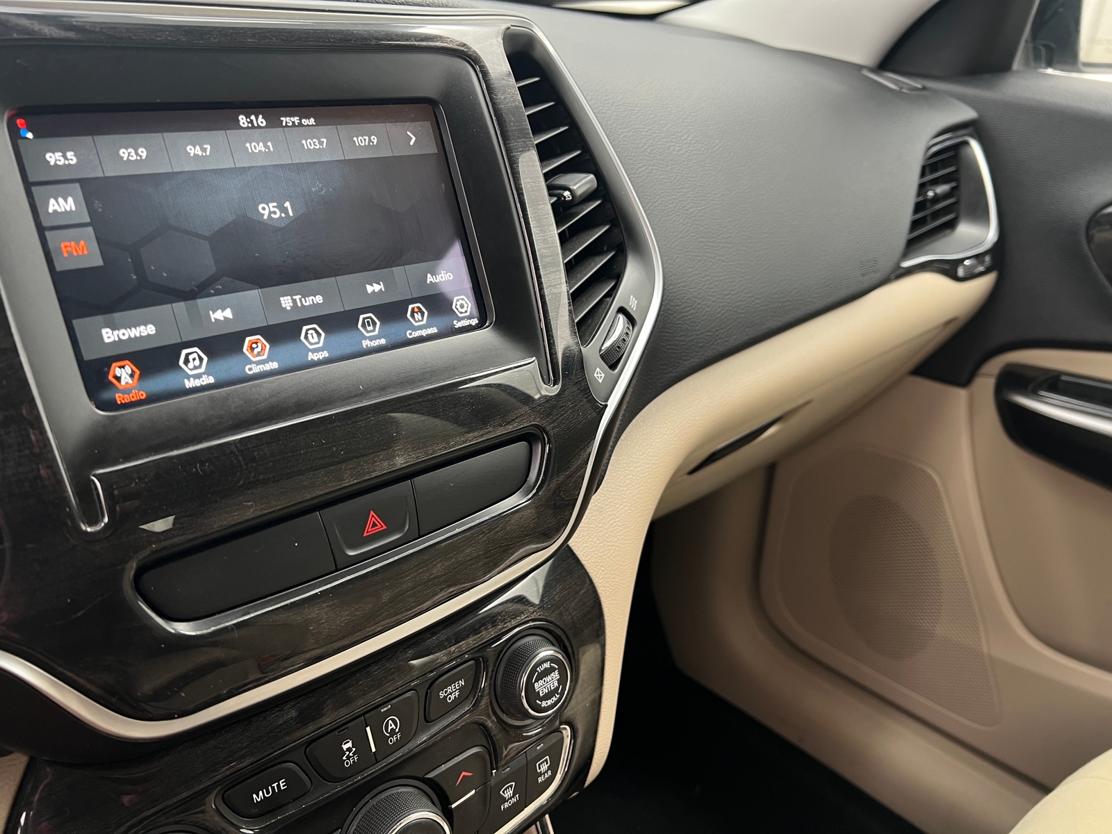 Thumbnail: 2020 Jeep Cherokee - 4