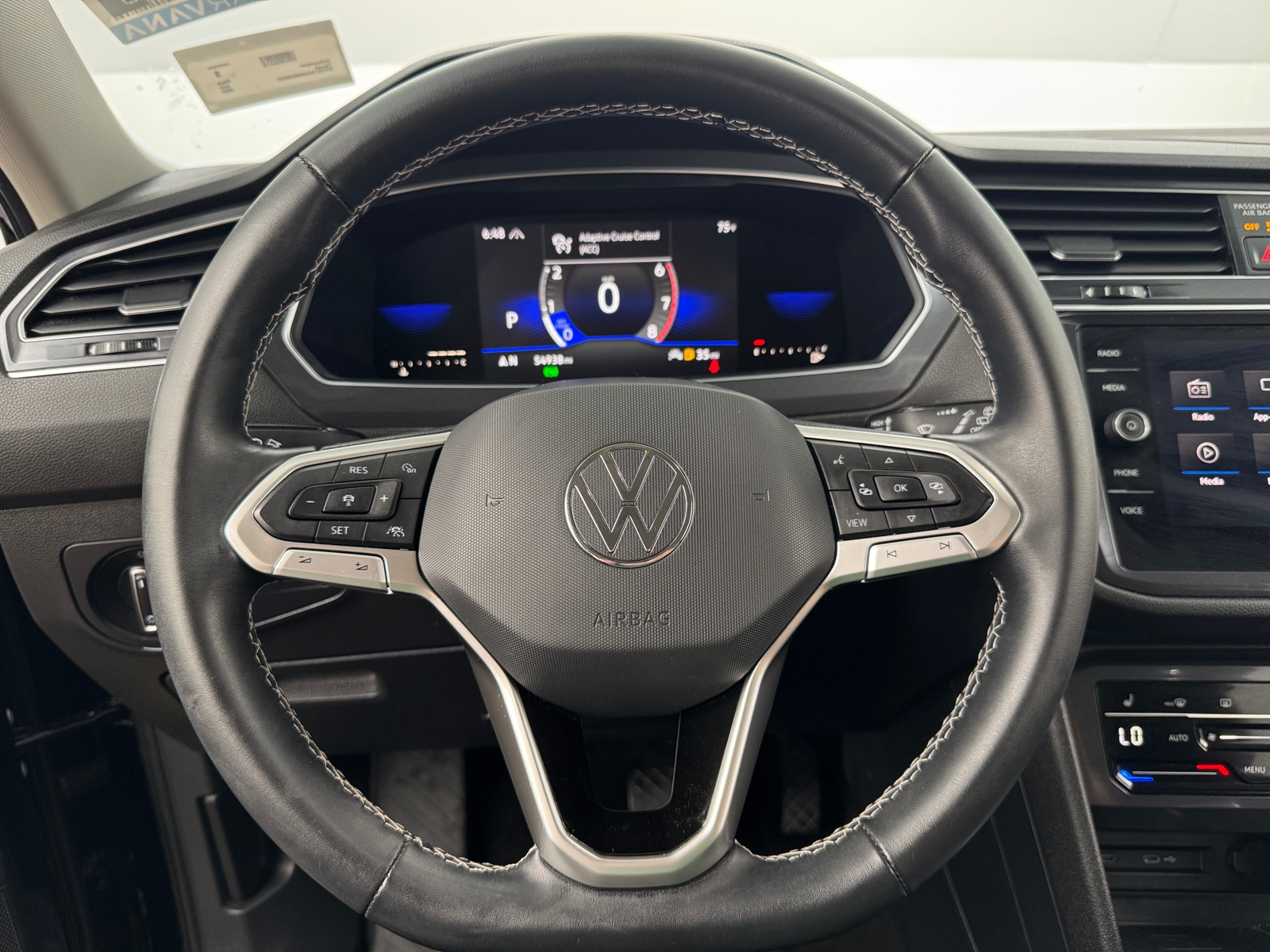 Thumbnail: 2022 Volkswagen Tiguan - 4