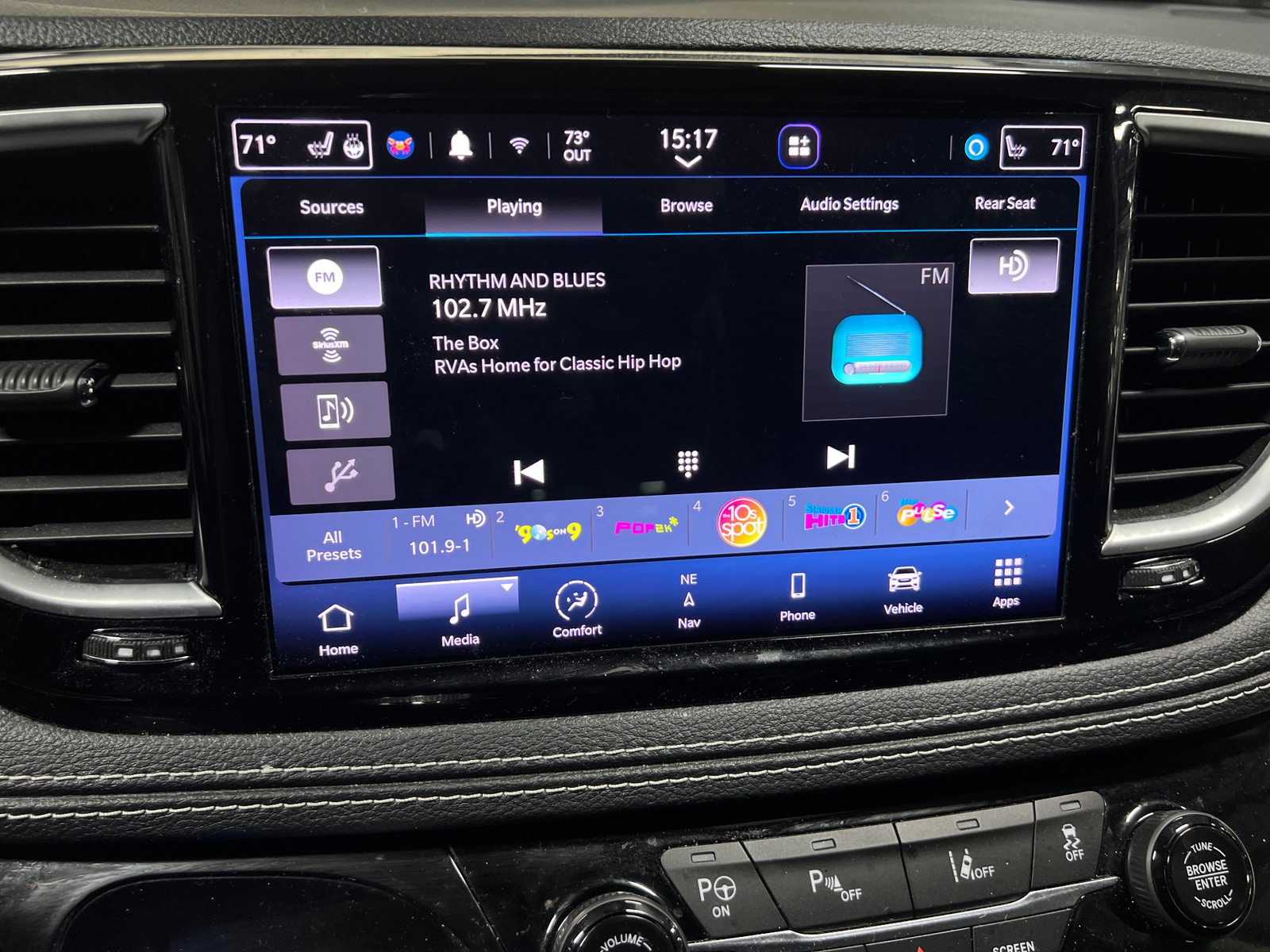 Thumbnail: 2023 Chrysler Pacifica - 3