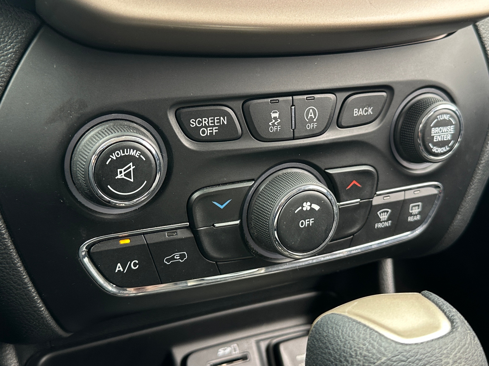 Thumbnail: 2015 Jeep Cherokee - 4
