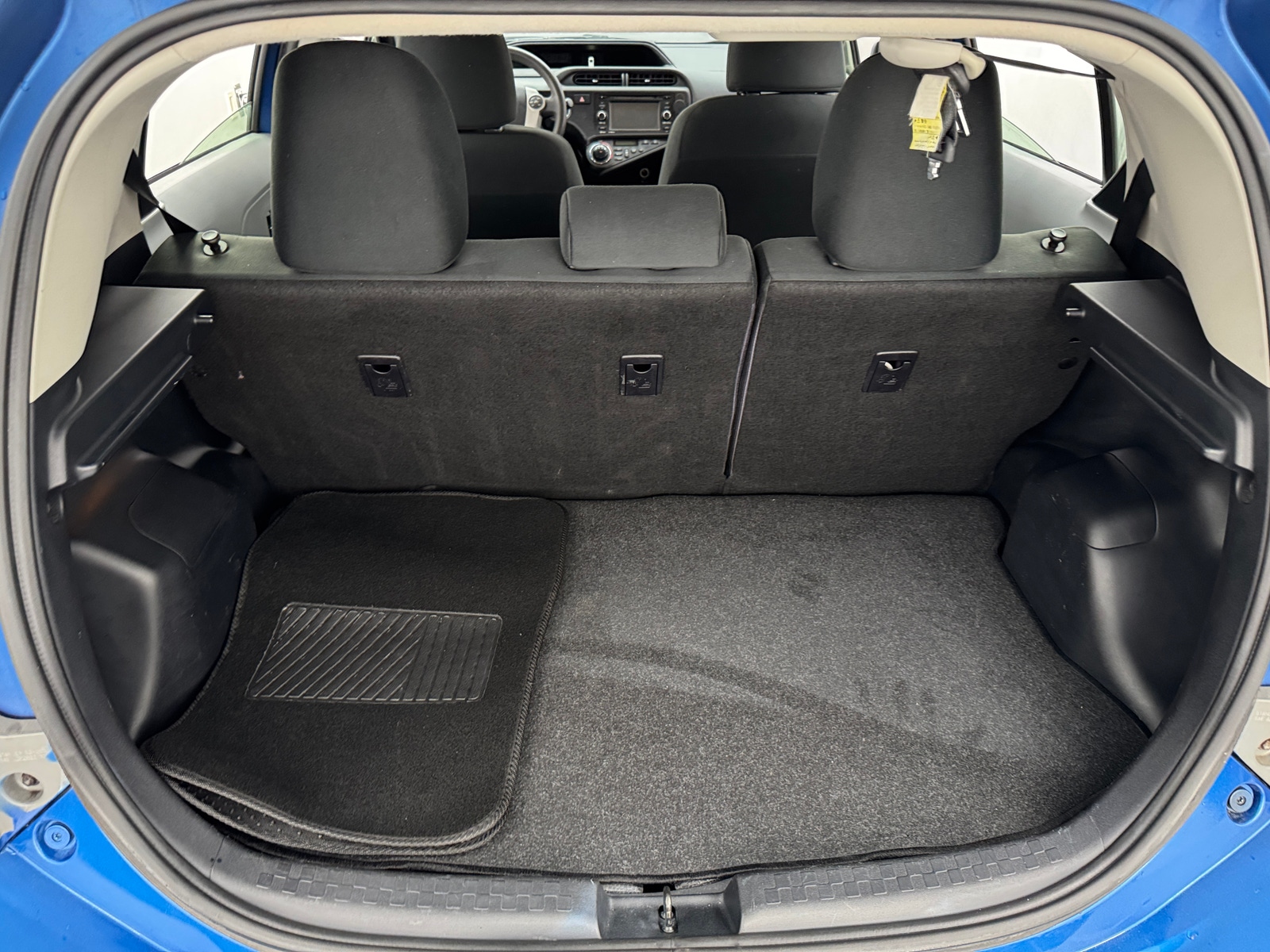 Thumbnail: 2013 Toyota Prius c - 7