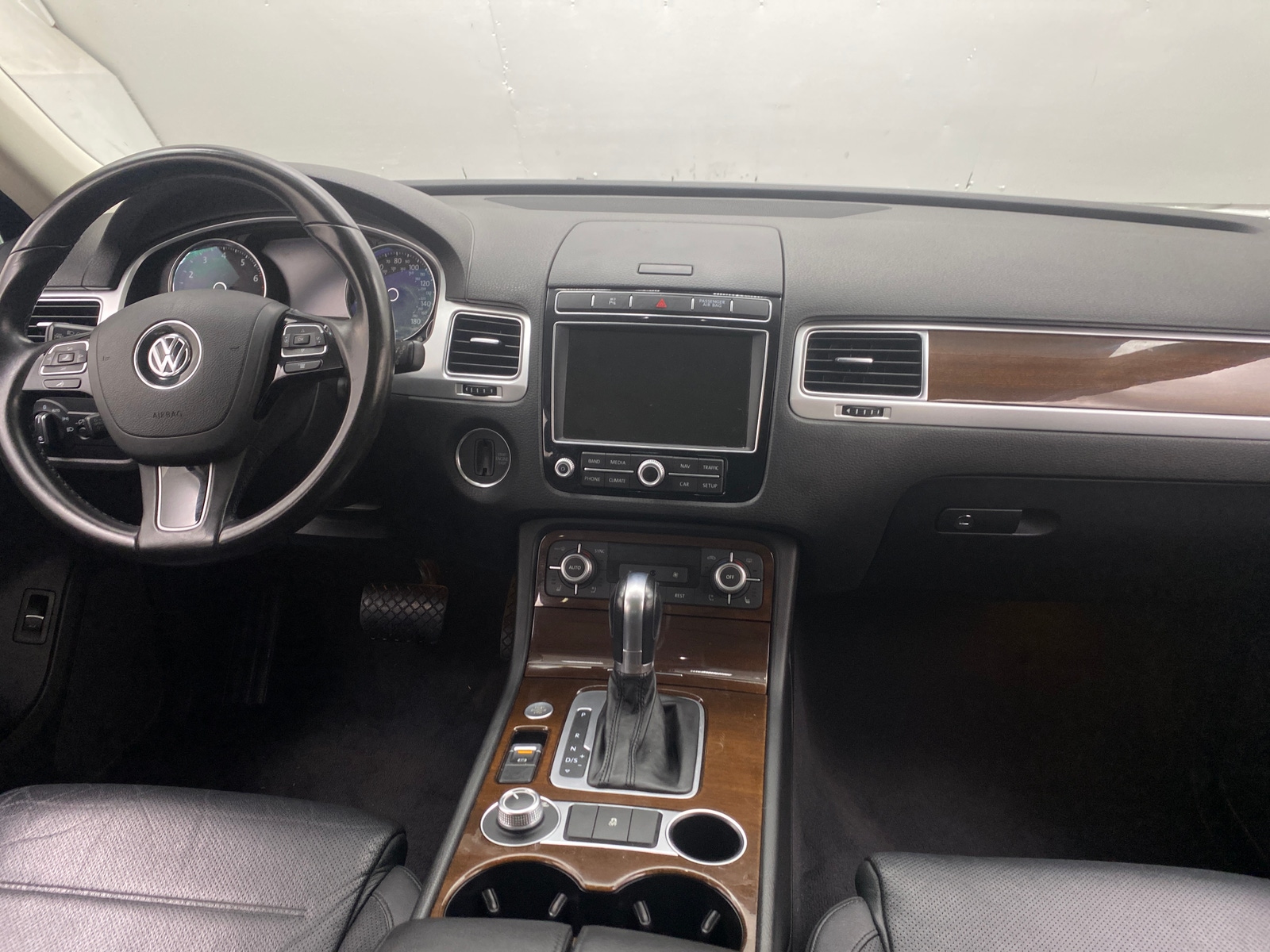 Thumbnail: 2016 Volkswagen Touareg - 3