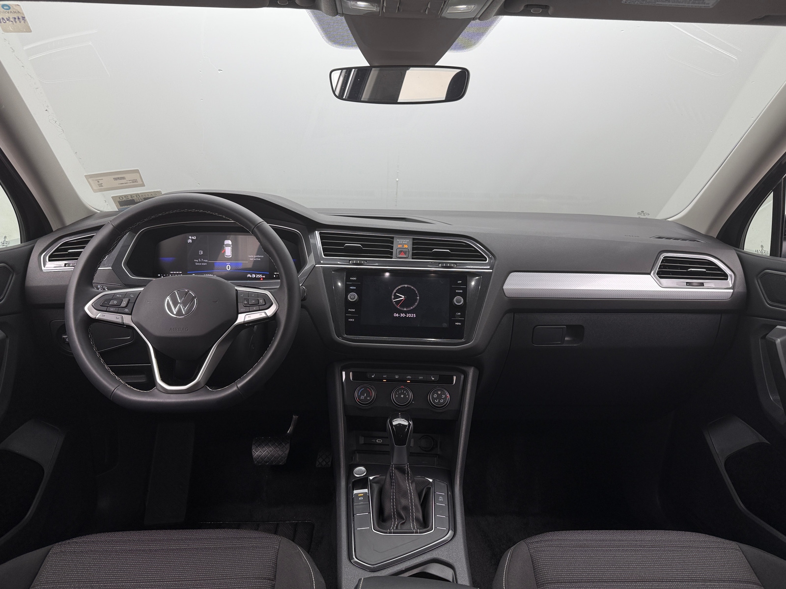 Thumbnail: 2024 Volkswagen Tiguan - 3