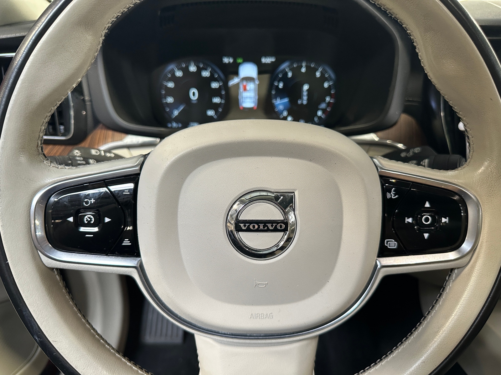 Thumbnail: 2020 Volvo XC60 - 4