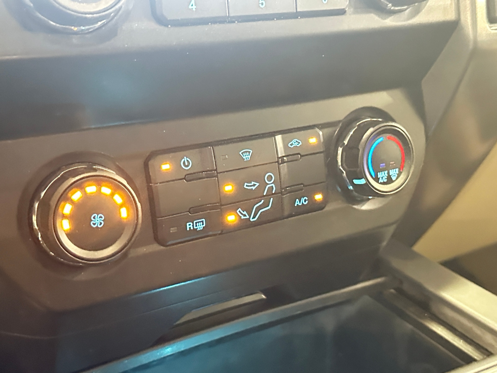 Thumbnail: 2020 Ford Econoline - 3