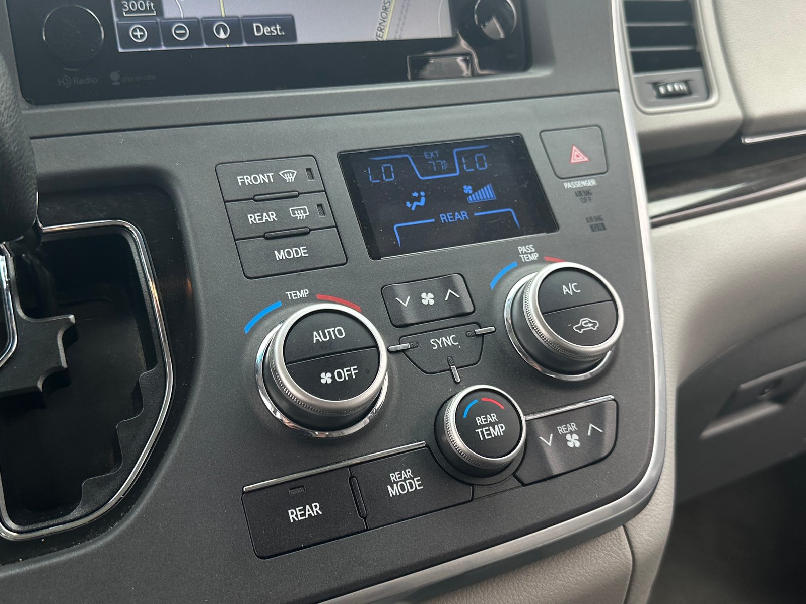 Thumbnail: 2015 Toyota Sienna - 3