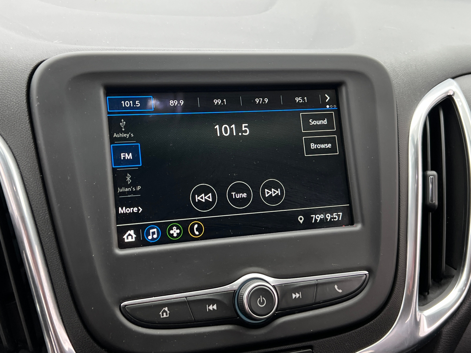 Thumbnail: 2019 Chevrolet Equinox - 4
