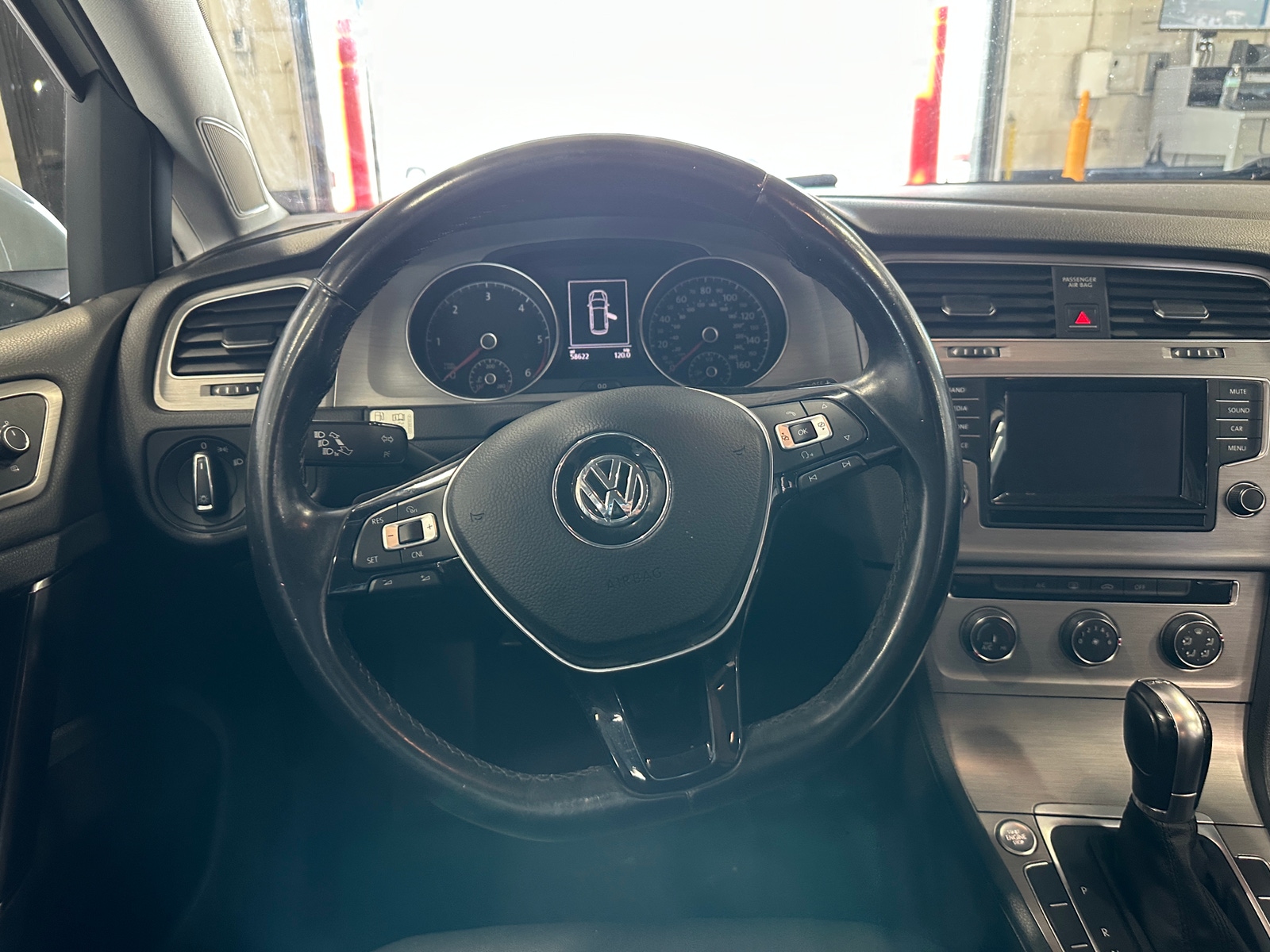 Thumbnail: 2015 Volkswagen e-Golf - 4