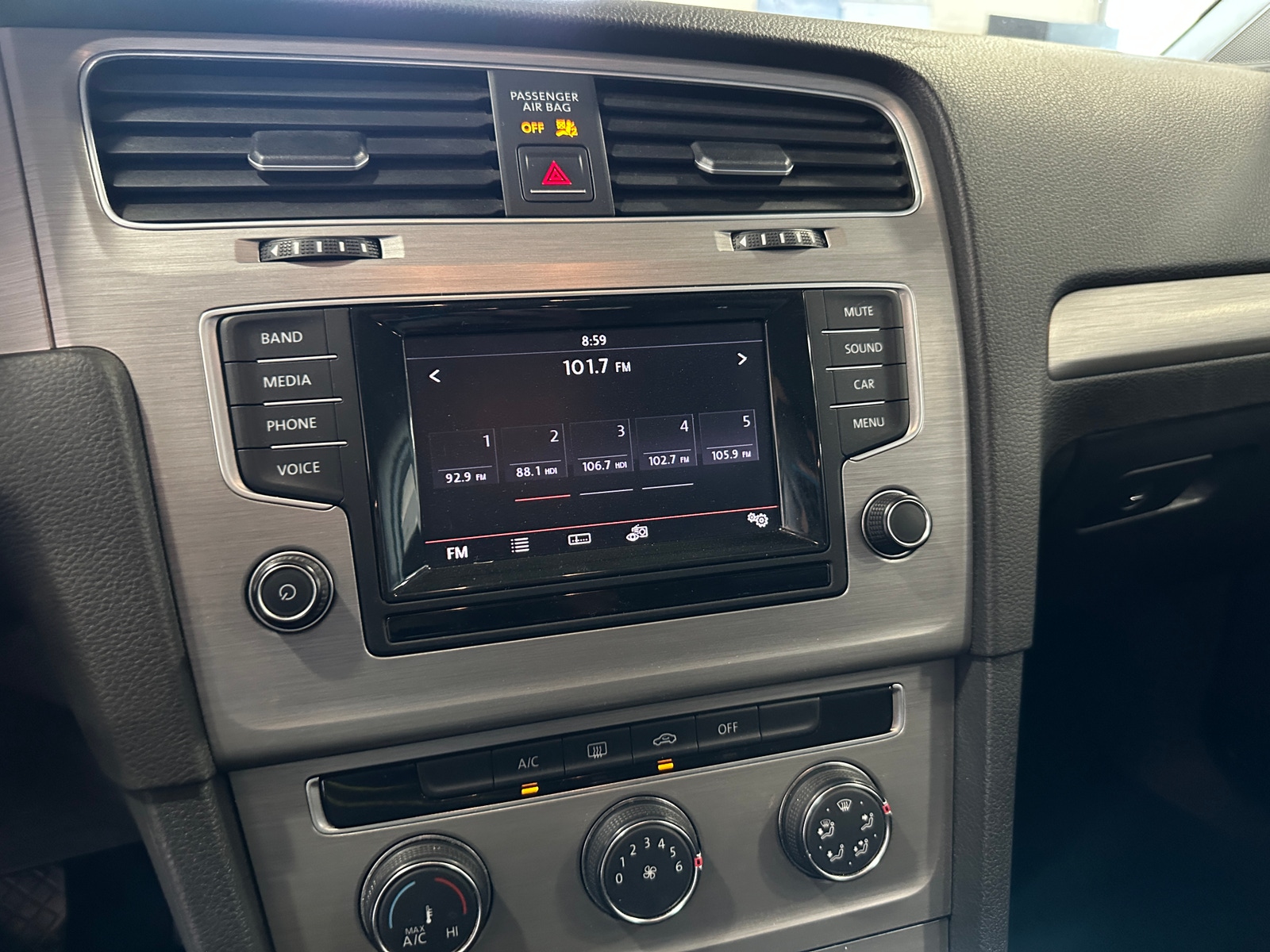 Thumbnail: 2015 Volkswagen e-Golf - 3
