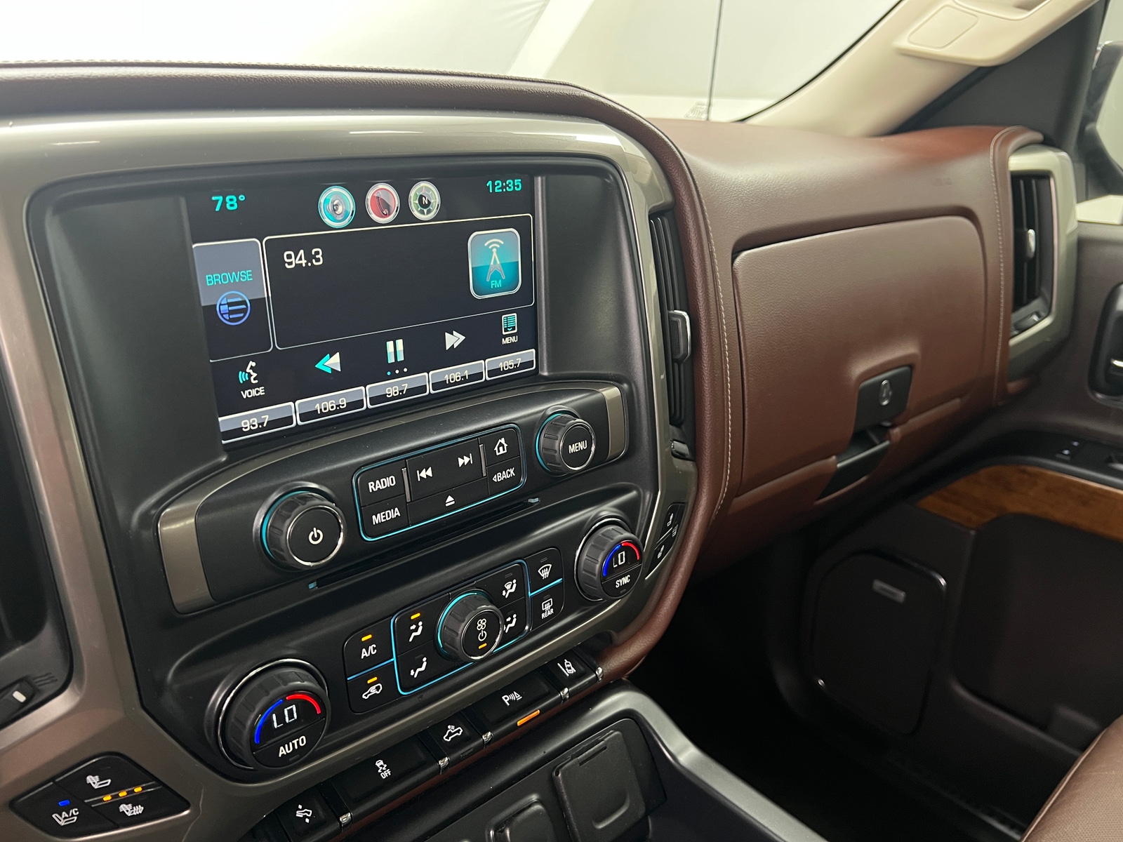 Thumbnail: 2015 Chevrolet Silverado 1500 - 3